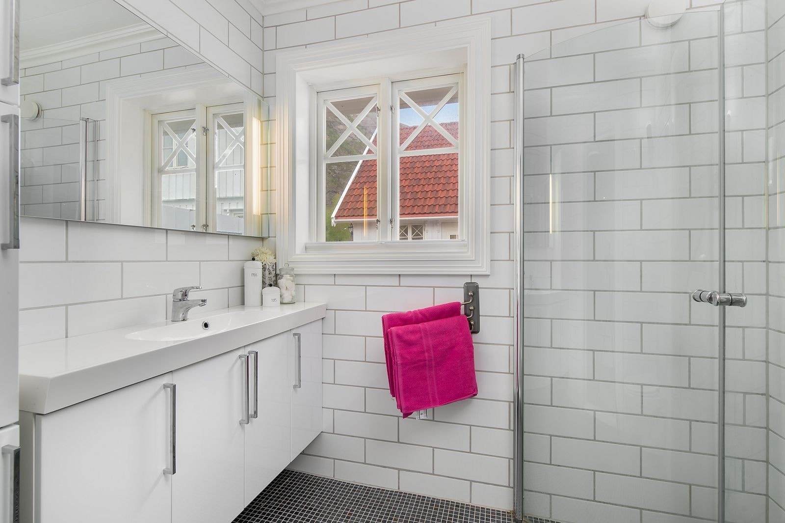 Begge er flislagte med varme i gulv og har vegghengte toalett. Varmtvannstanken på ca 200 liter fra 2011. Galleribilde