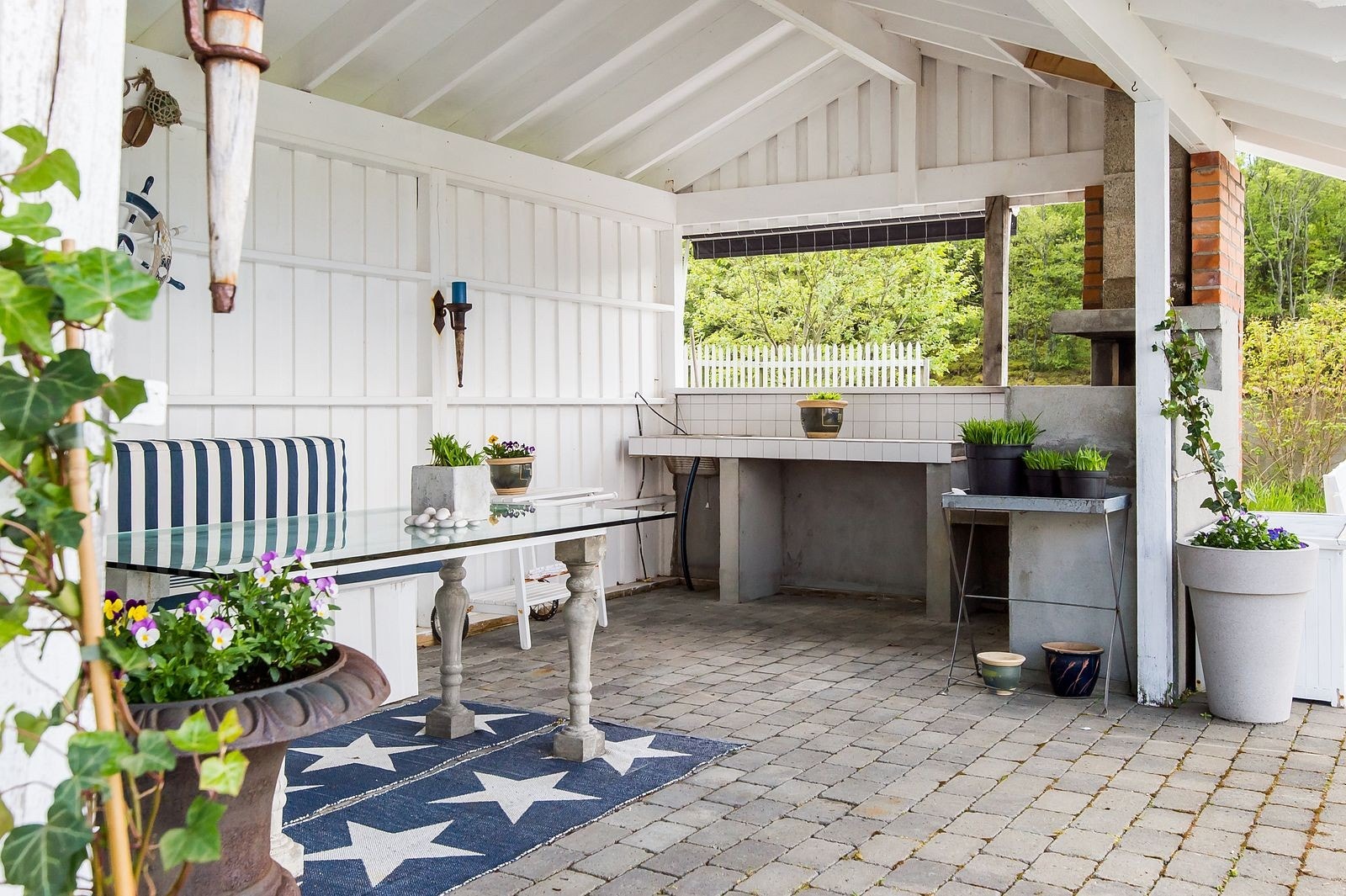 Overbygd og brosteinsbelagt. Galleribilde