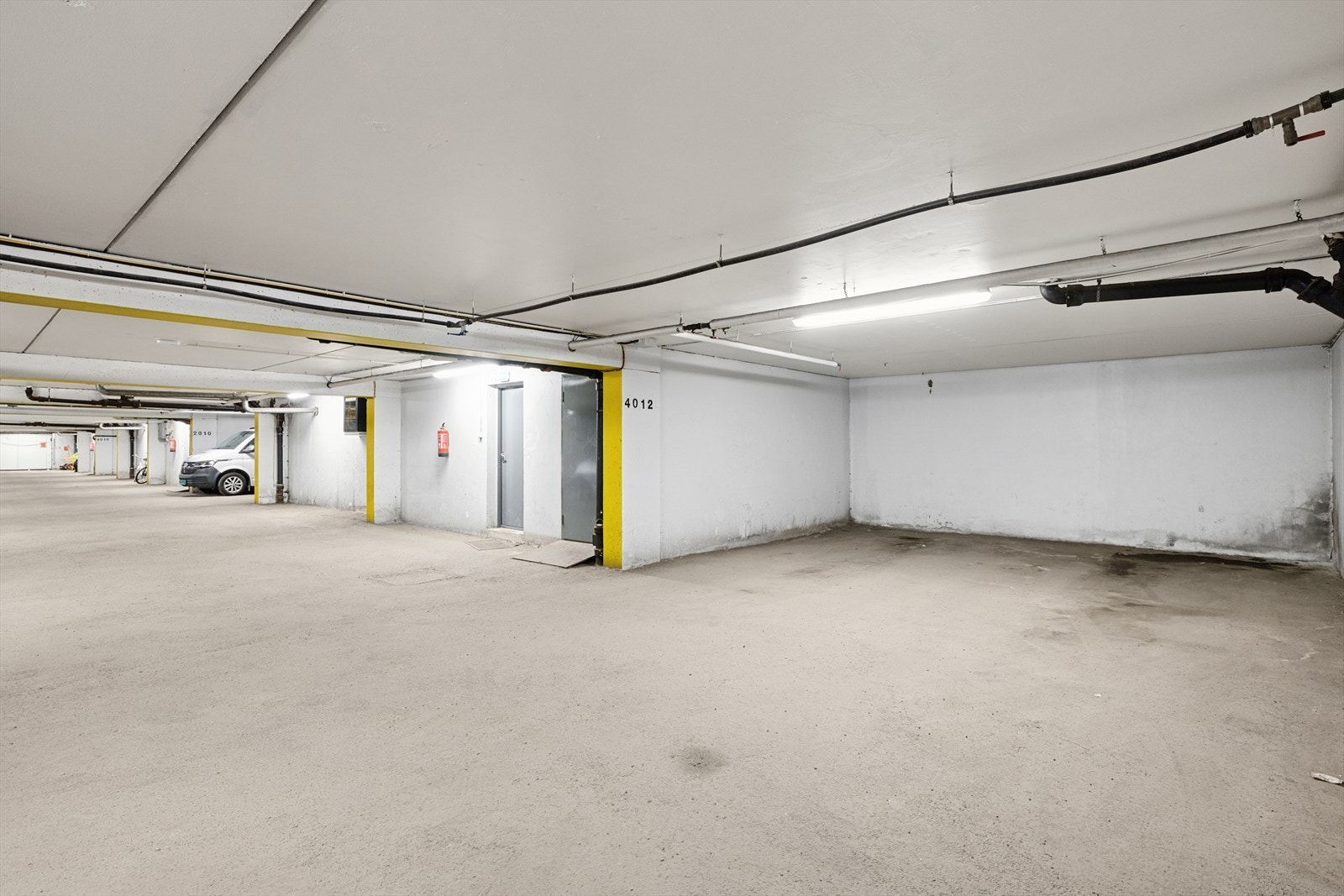 Leiligheten har fast garasjeplass i felles garasjeanlegg. Galleribilde