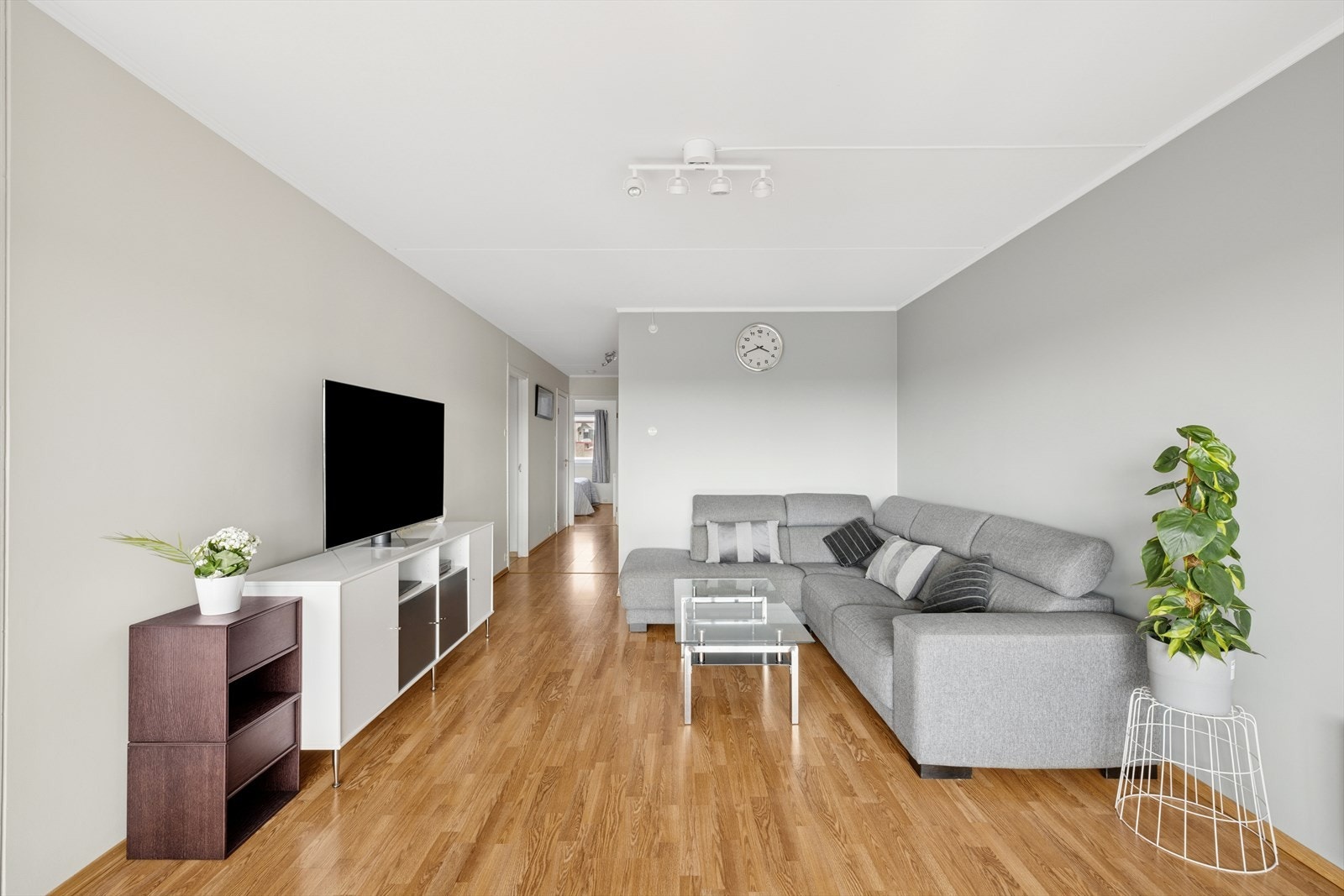 Leiligheten ligger fint til i byggets toppetasje og inneholder entré, stue, kjøkken, bad, vaskerom, bod/garderobe og to soverom. Galleribilde