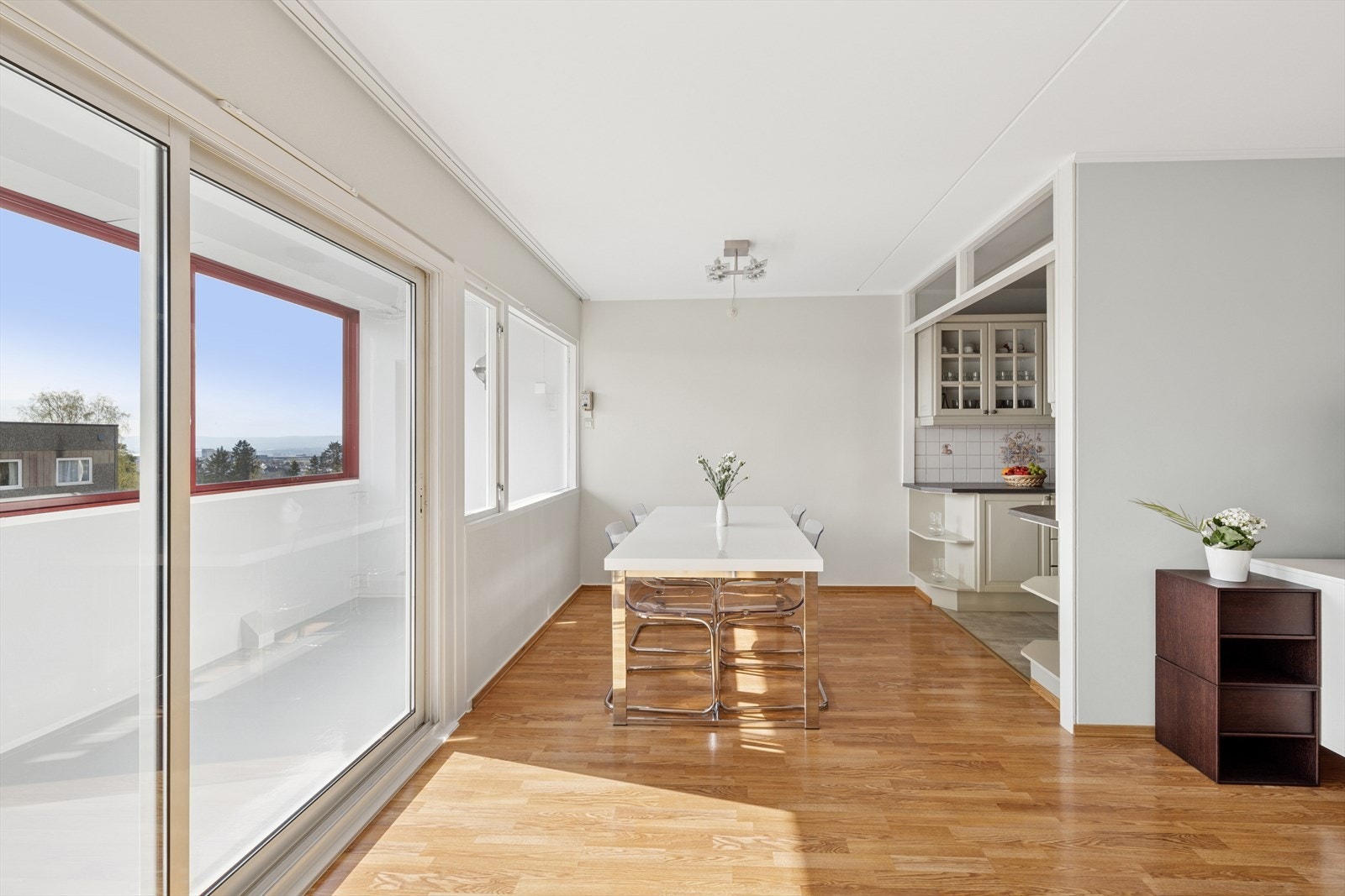 Stuen er lys og romslig, med god plass til både sofagruppe og spisebord. Galleribilde