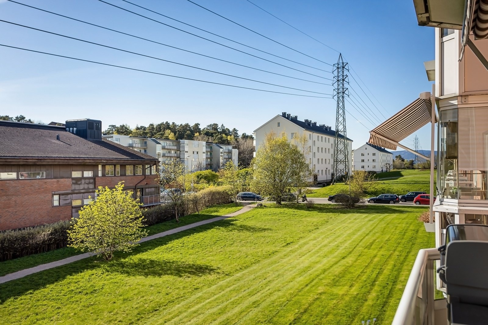 Hyggelig utsyn utover pent opparbeidet fellesarealer. Galleribilde