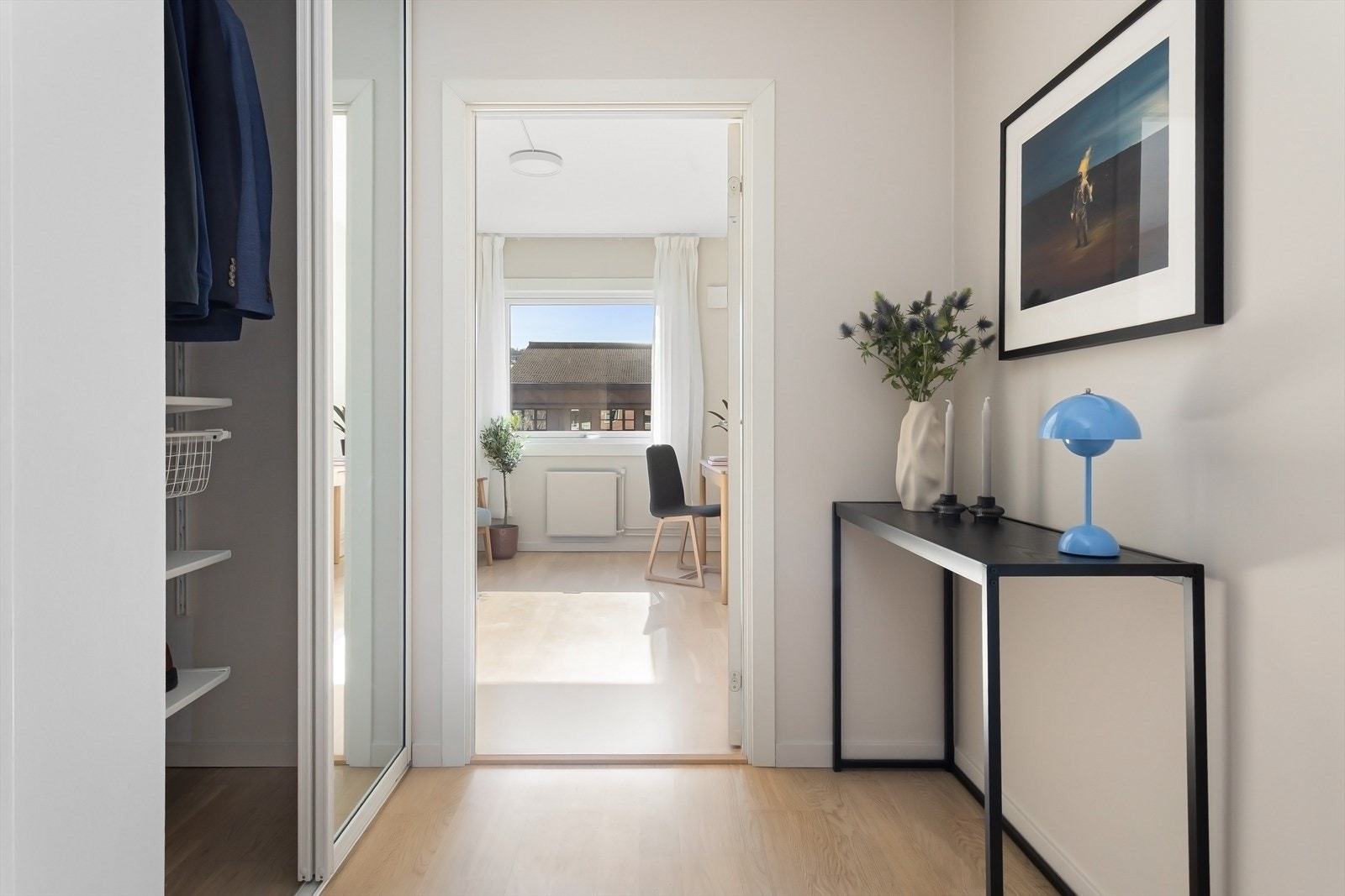 Soverom 2 sett fra entré. Entré har nymalte overflater i 2025. Galleribilde