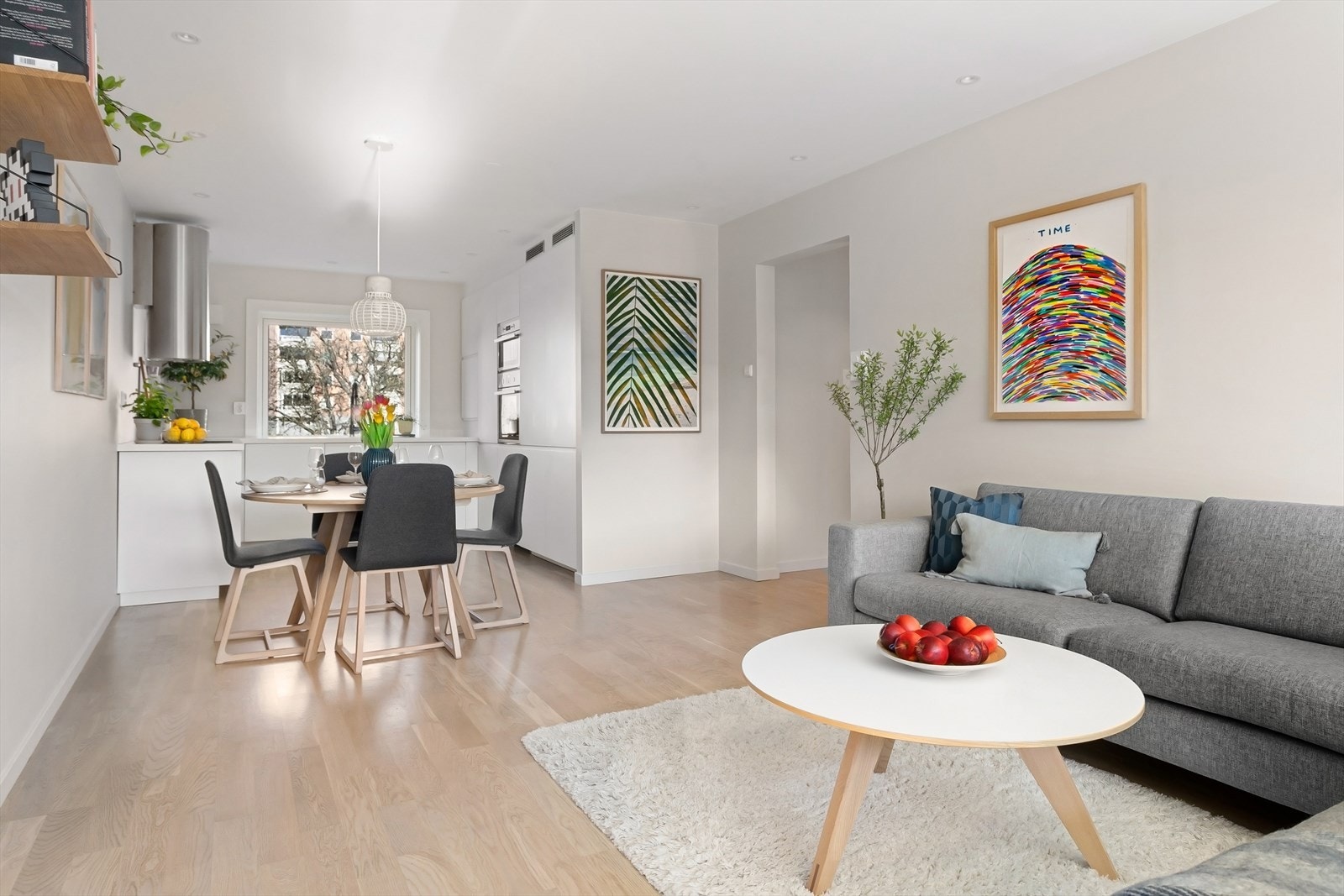Åpen kjøkkenløsning mot stue, samtidig tilbaketrukket fra sofagruppe. Nye downlights i 2023. Galleribilde