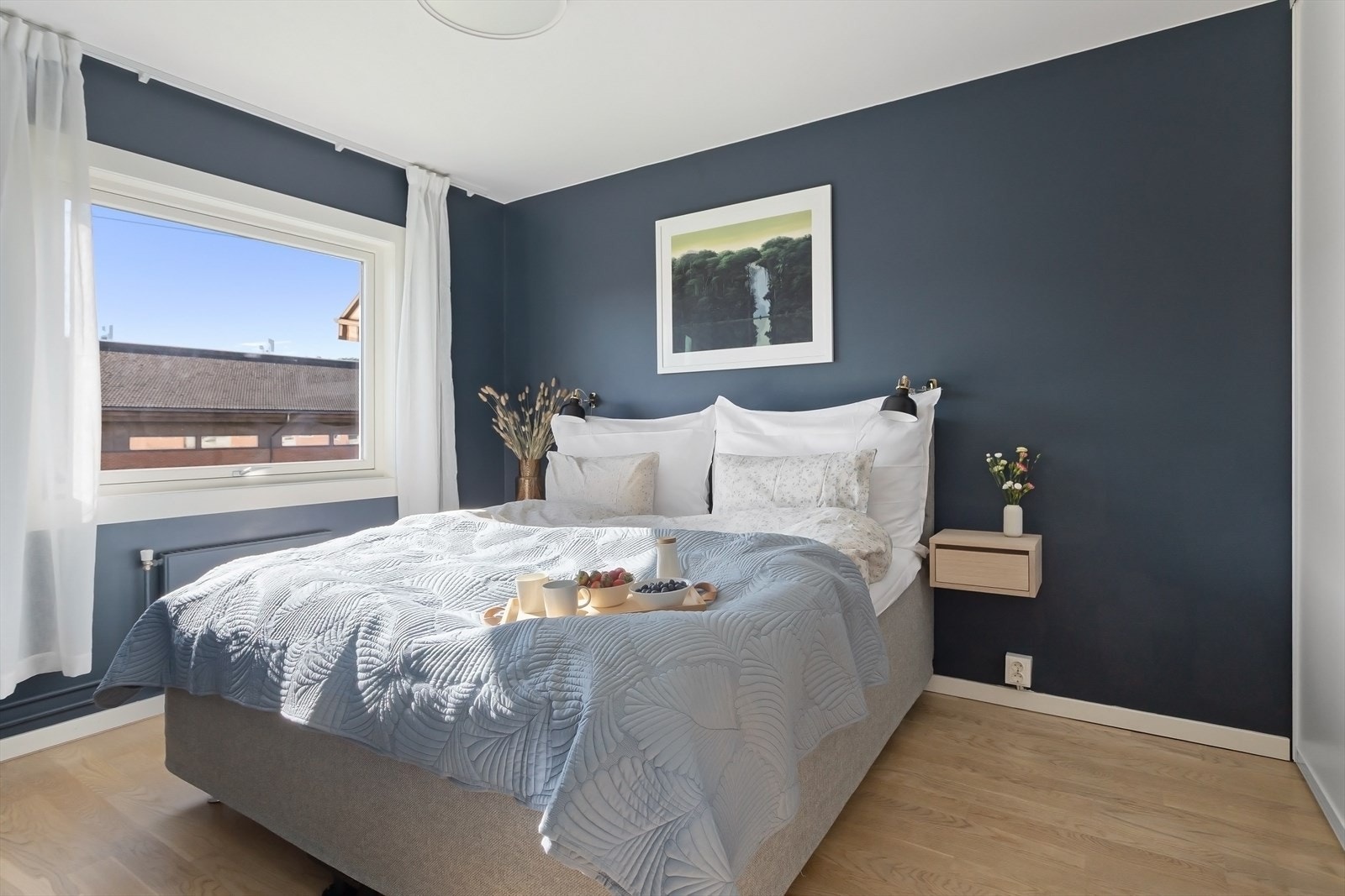 Det er to gode soverom. Her hovedsoverom med stor garderobe/omkledningsrom samt god plass til dobbeltseng. Galleribilde