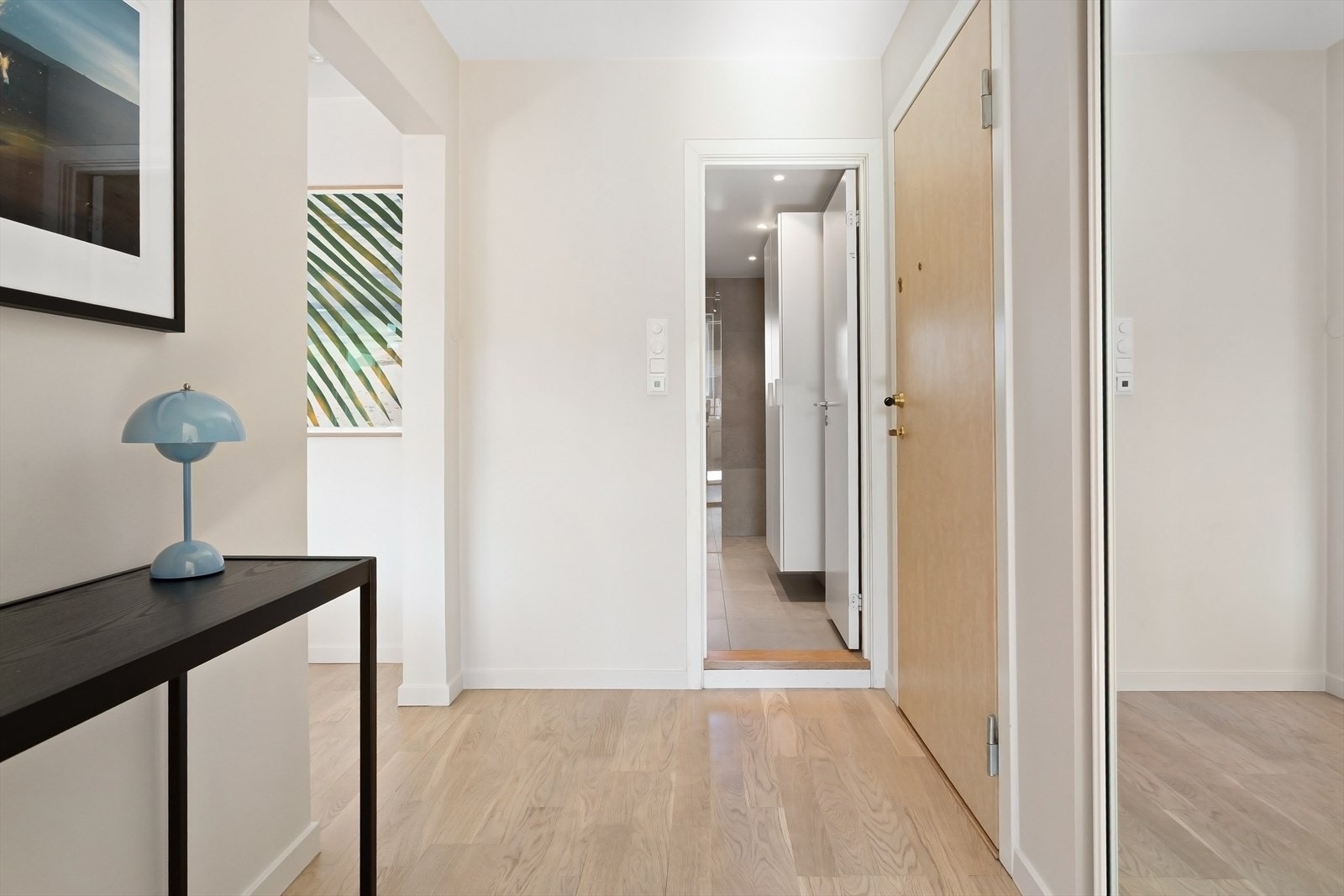 Romslig entré med skyvedørsgarderobe. Dørcalling med video. Galleribilde