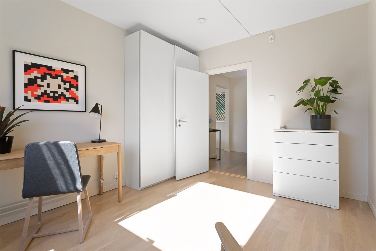 Utstyrt med garderobeskap. Plass til dobbeltseng. Galleribilde