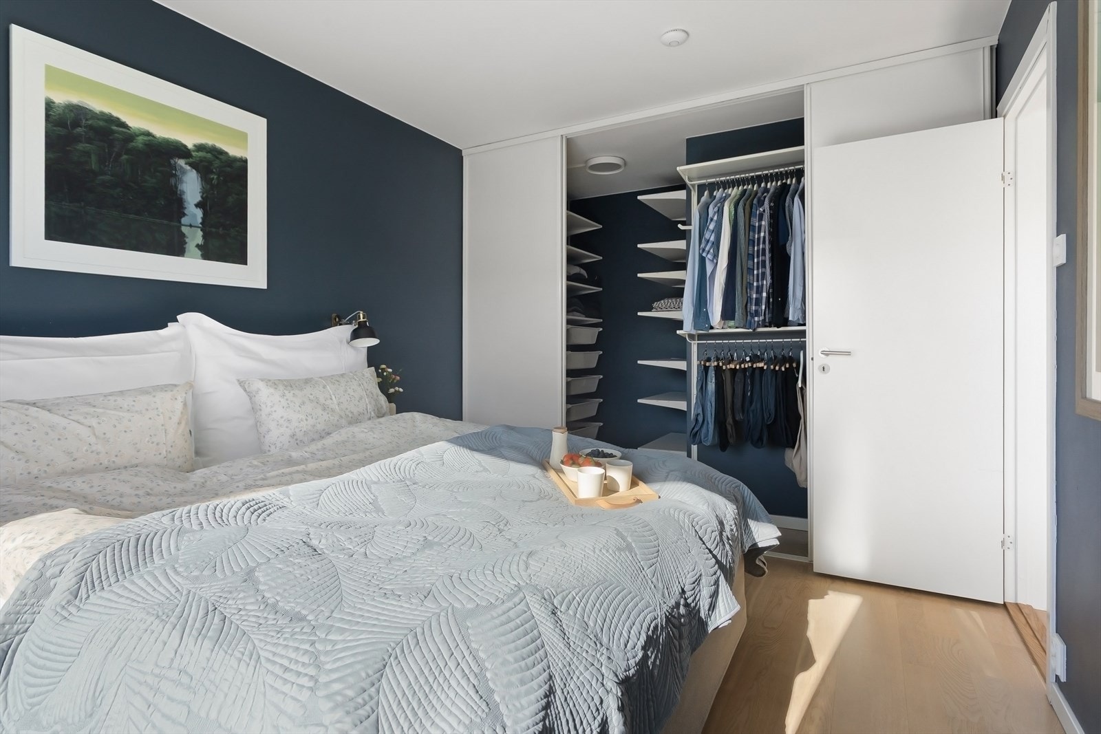 Stor, dyp garderobe med rikelig oppbevaringsplass -utstyrt med klesoppheng og hyller. Galleribilde