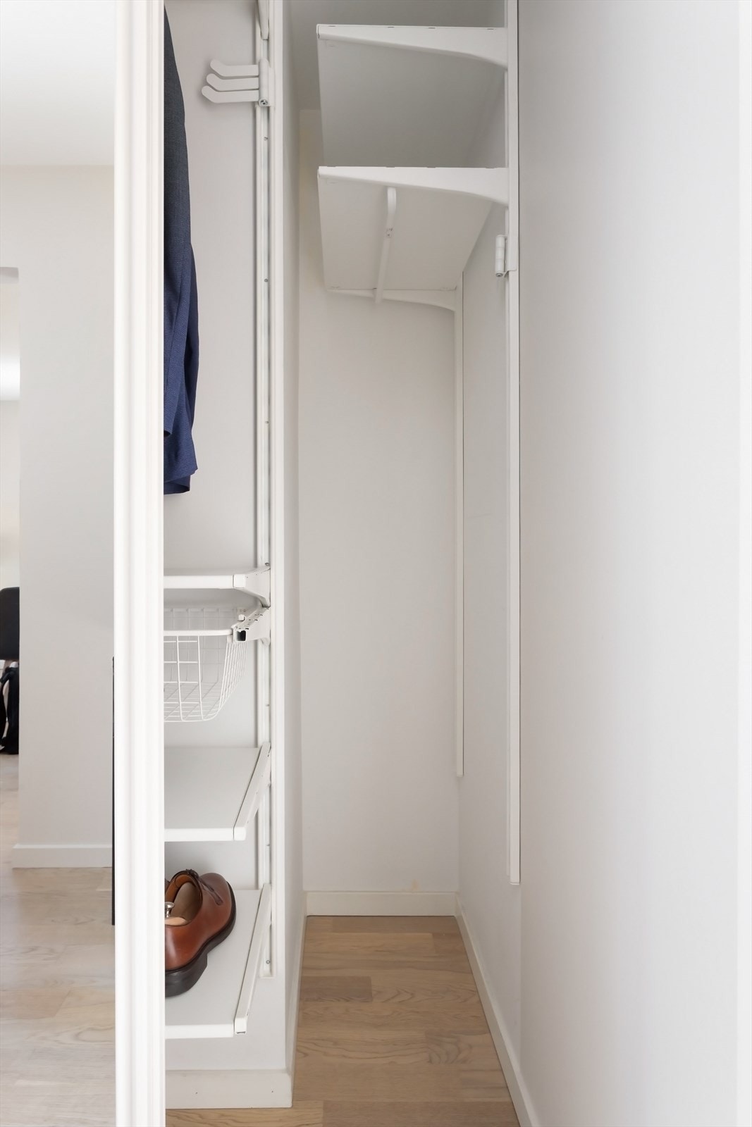 Ekstra lagringsnisje i skyvedørsgarderobe i entré. Nye downlights montert for bedre lys til garderobe i 2024. Galleribilde
