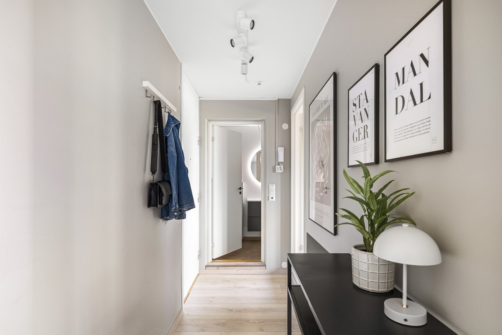 - Gangen har plass til oppheng av klær og sko - Galleribilde