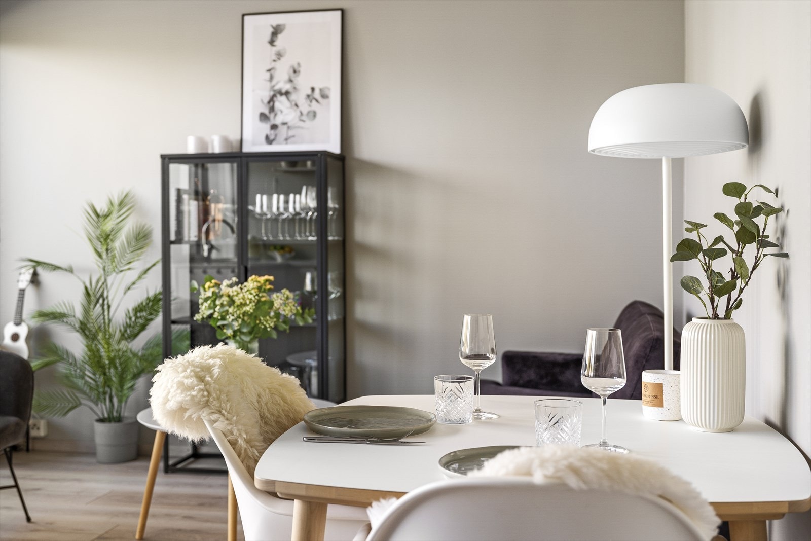 - Plass til både spisebord og sofa i stuen - Galleribilde