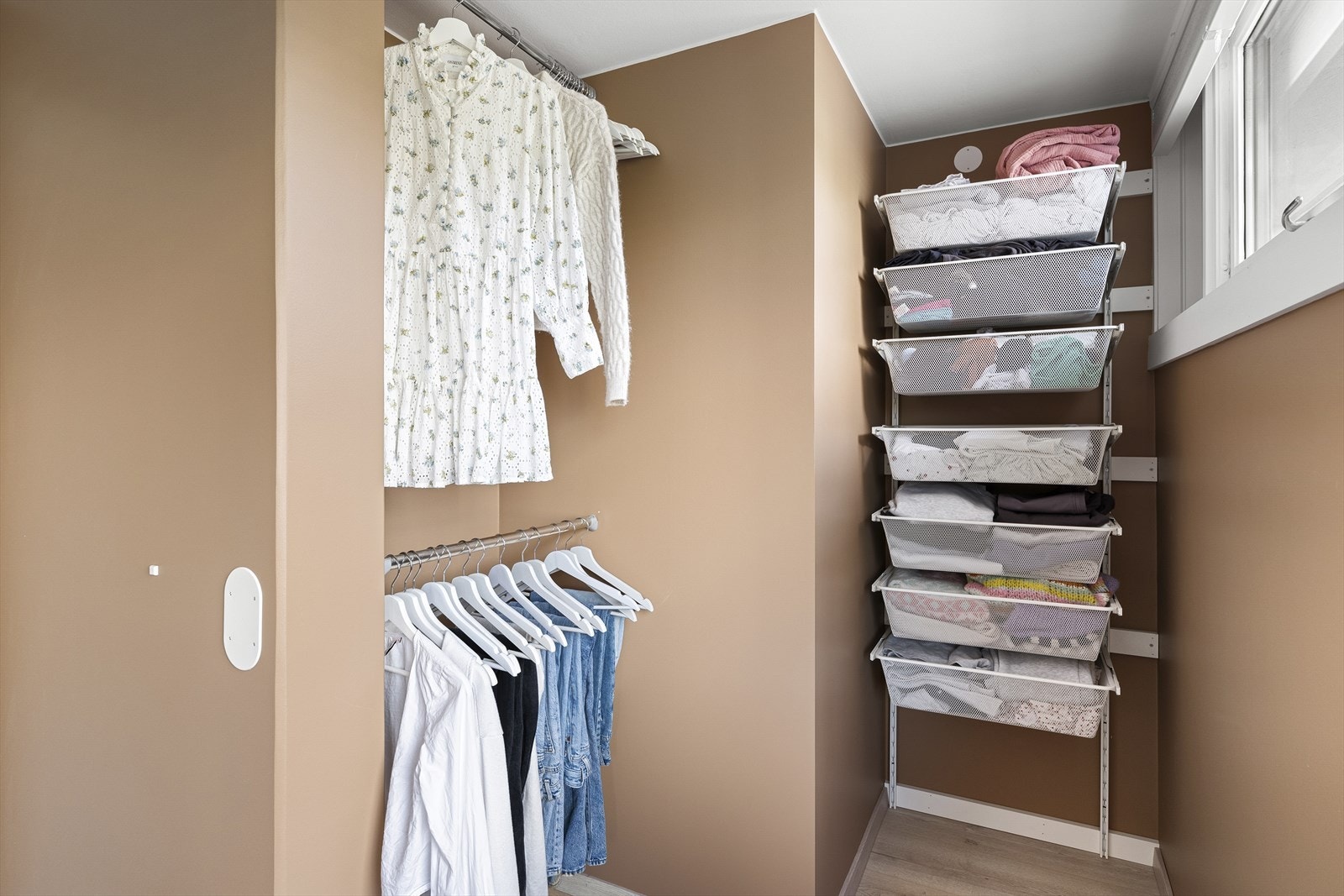 - Det er laget egen garderobedel på soverommet - Galleribilde