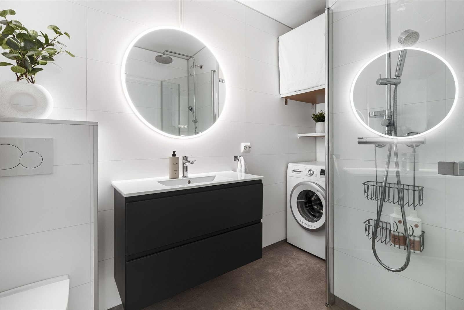 - Badet er tidløst oppusset med lyse vegger, grått gulv og flott servant. Vaskemaskin medfølger - Galleribilde