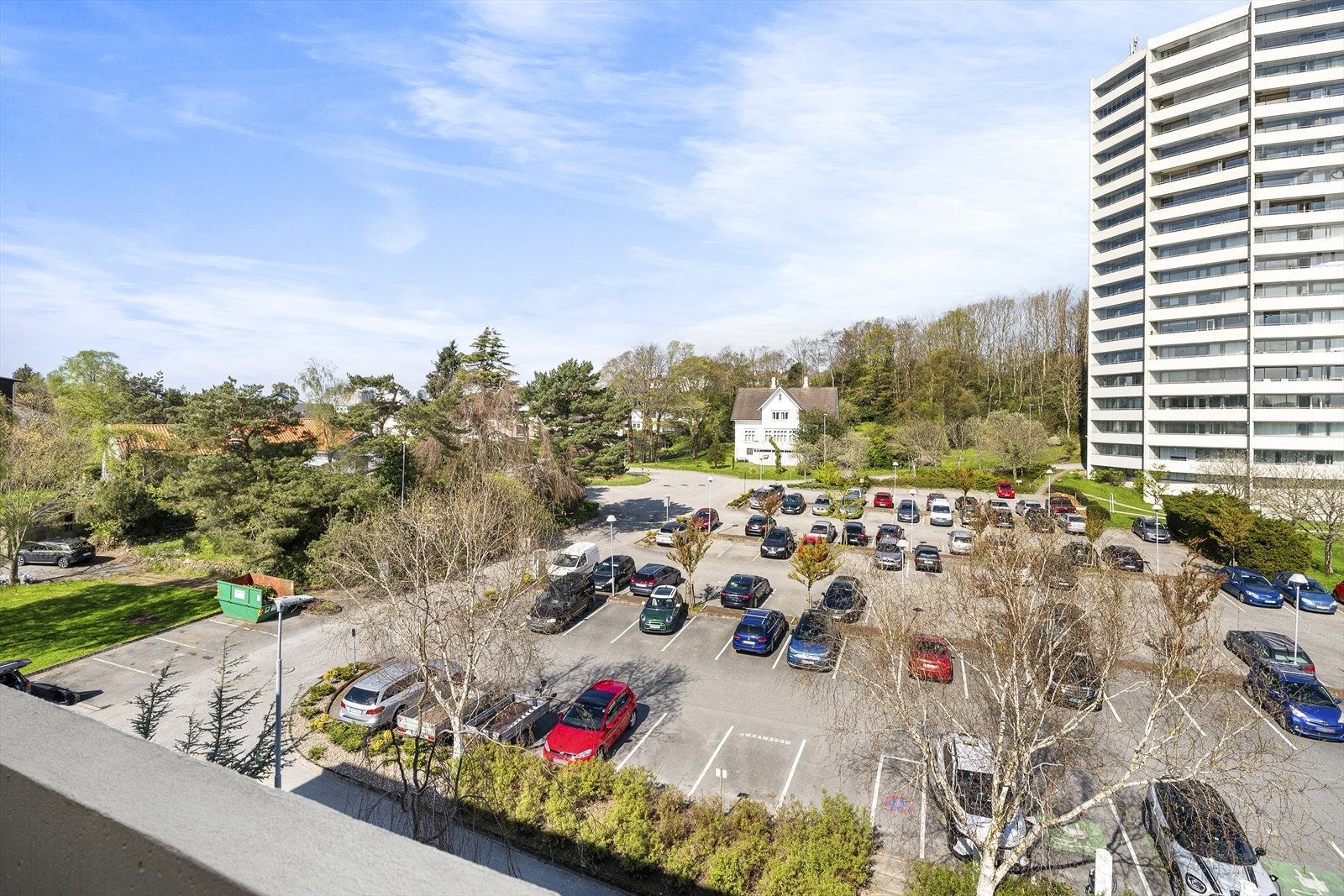 - Stor parkering like ved inngangsdøren, også plasser med elbil-lading - Galleribilde