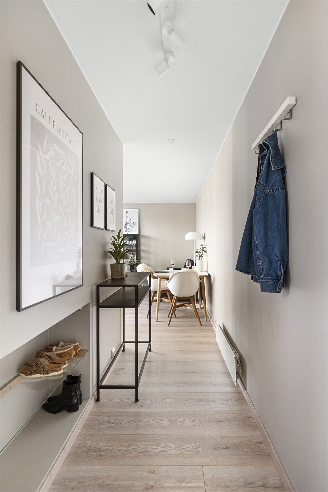 - Praktisk skohylle på gangen innebygd i veggen - Galleribilde