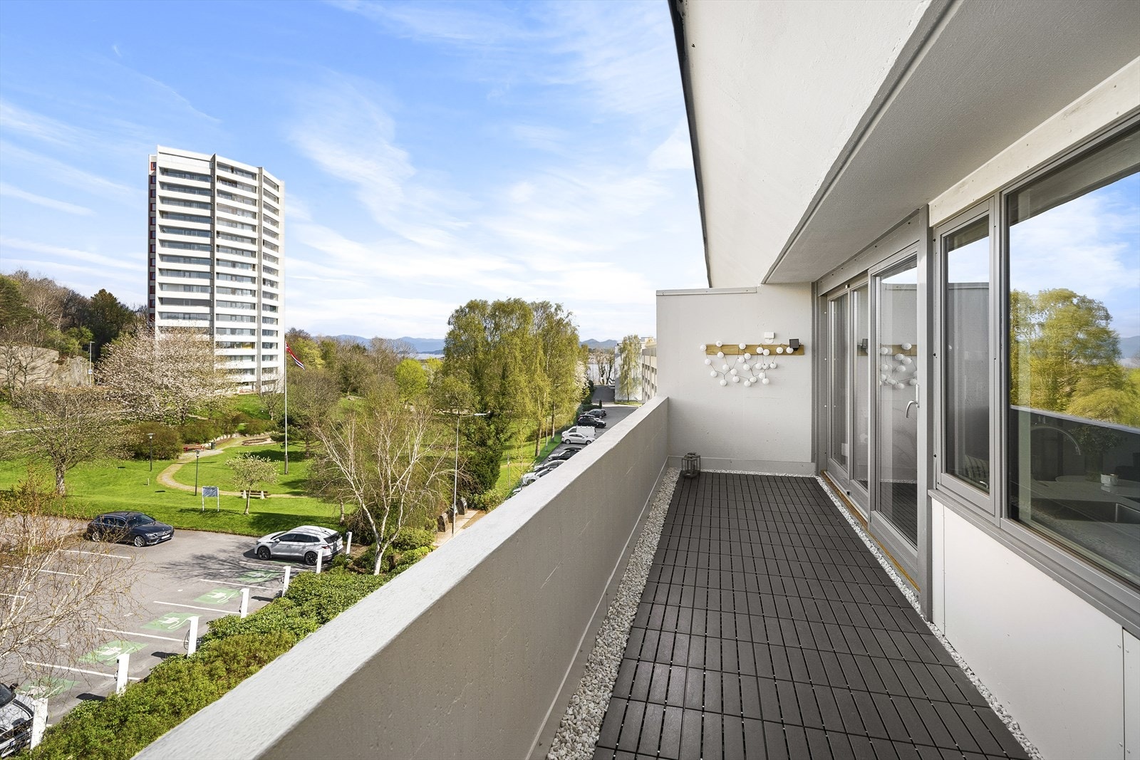 - Her kan man nyte utsikt mot sjøen og over fellesområdene i borettslaget - Galleribilde