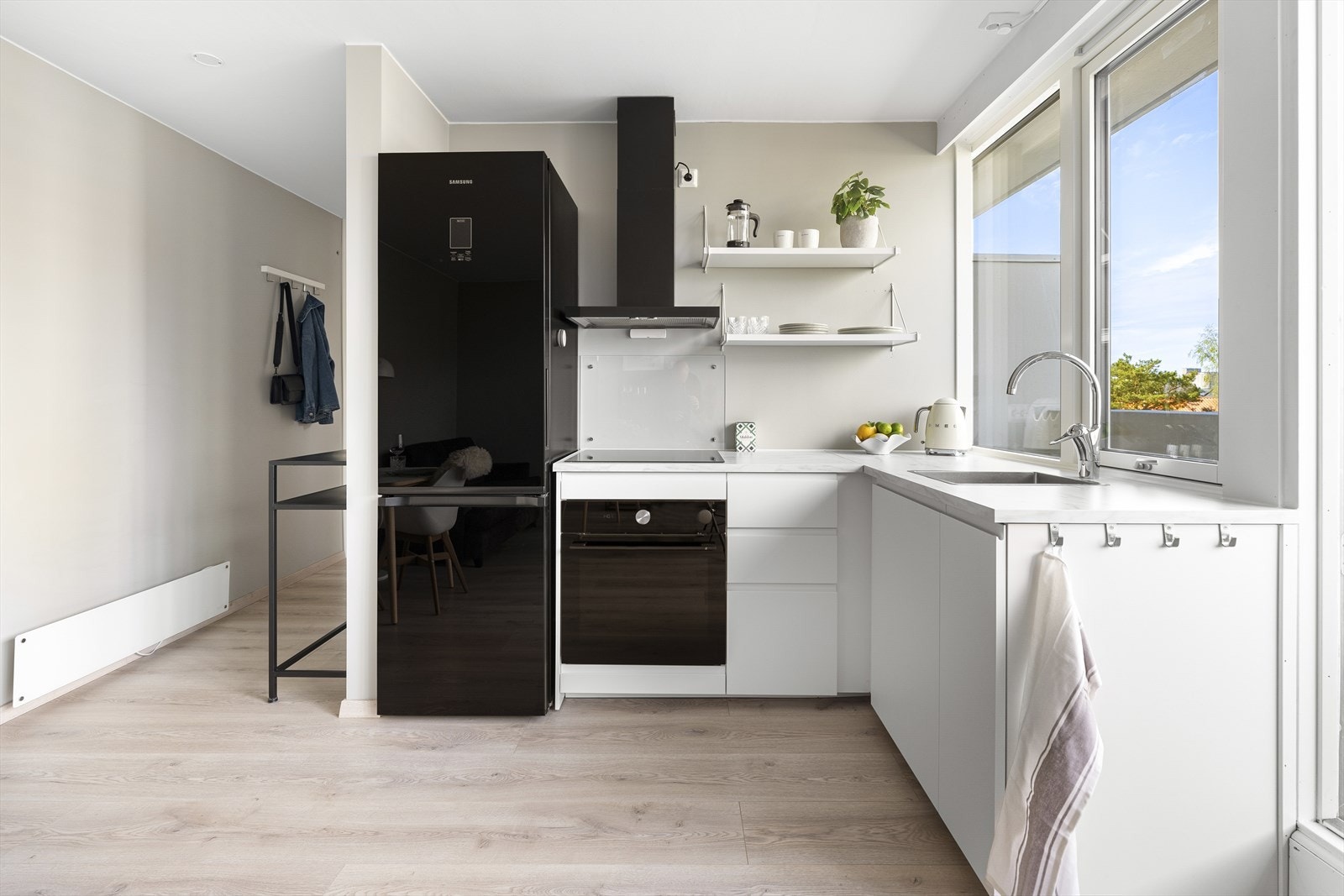 - Kjøkkenet er flyttet inn i stuen for å lage eget soverom - Galleribilde