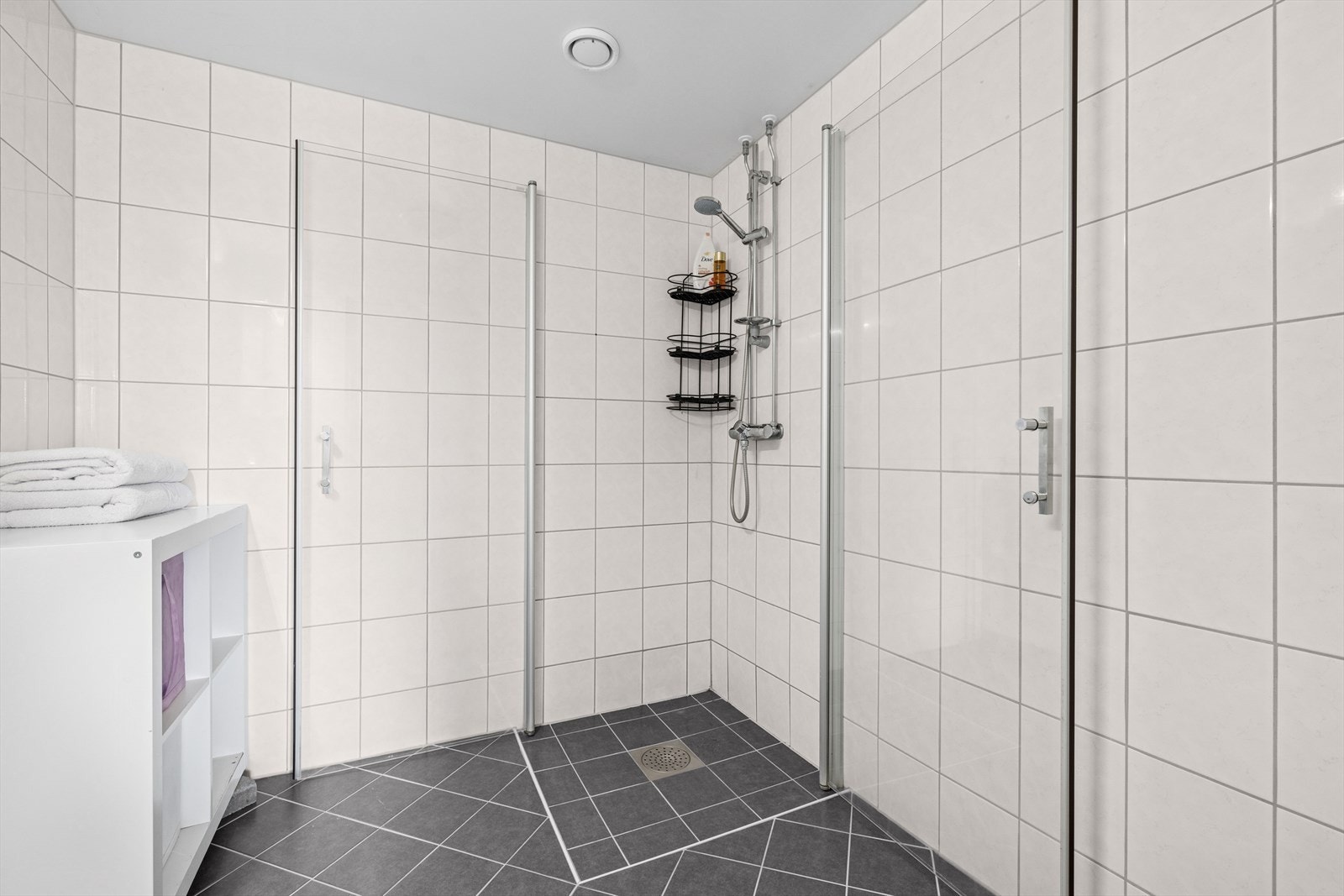 Innredningen består av speilskap, servant med seksjon, veggmontert toalett, dusjhjøne og opplegg for vaskemaskin. Galleribilde