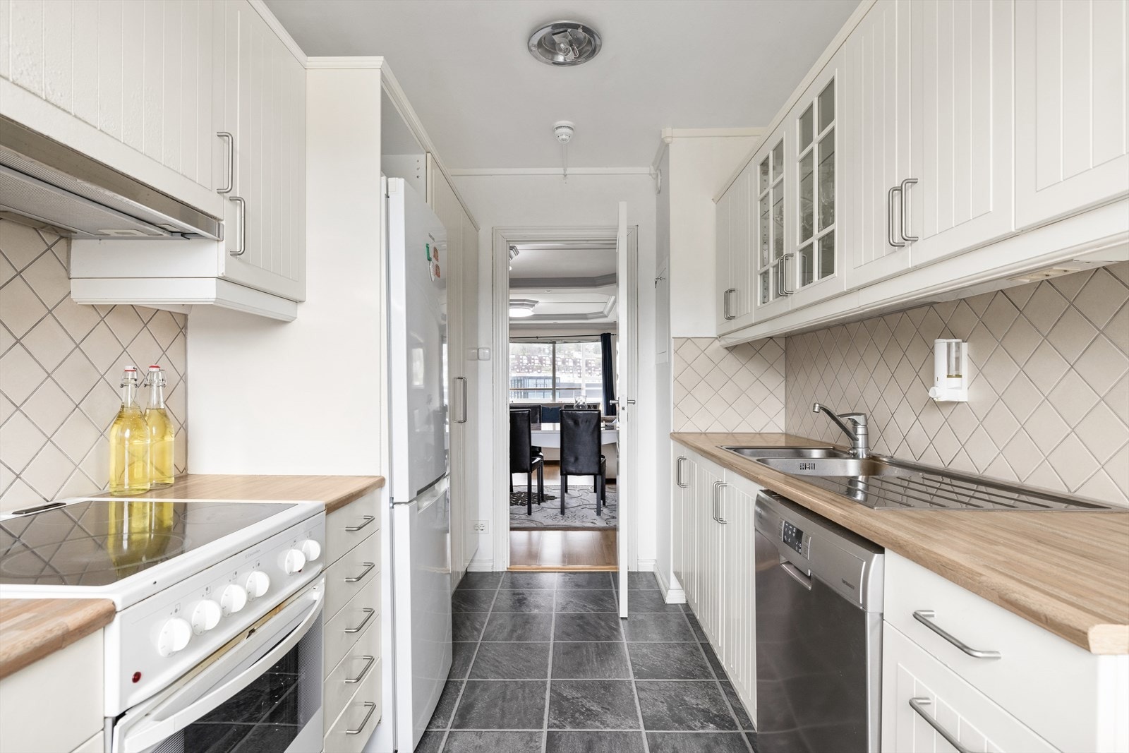 Det er lagt fliser på vegg over benkeplaten. Galleribilde