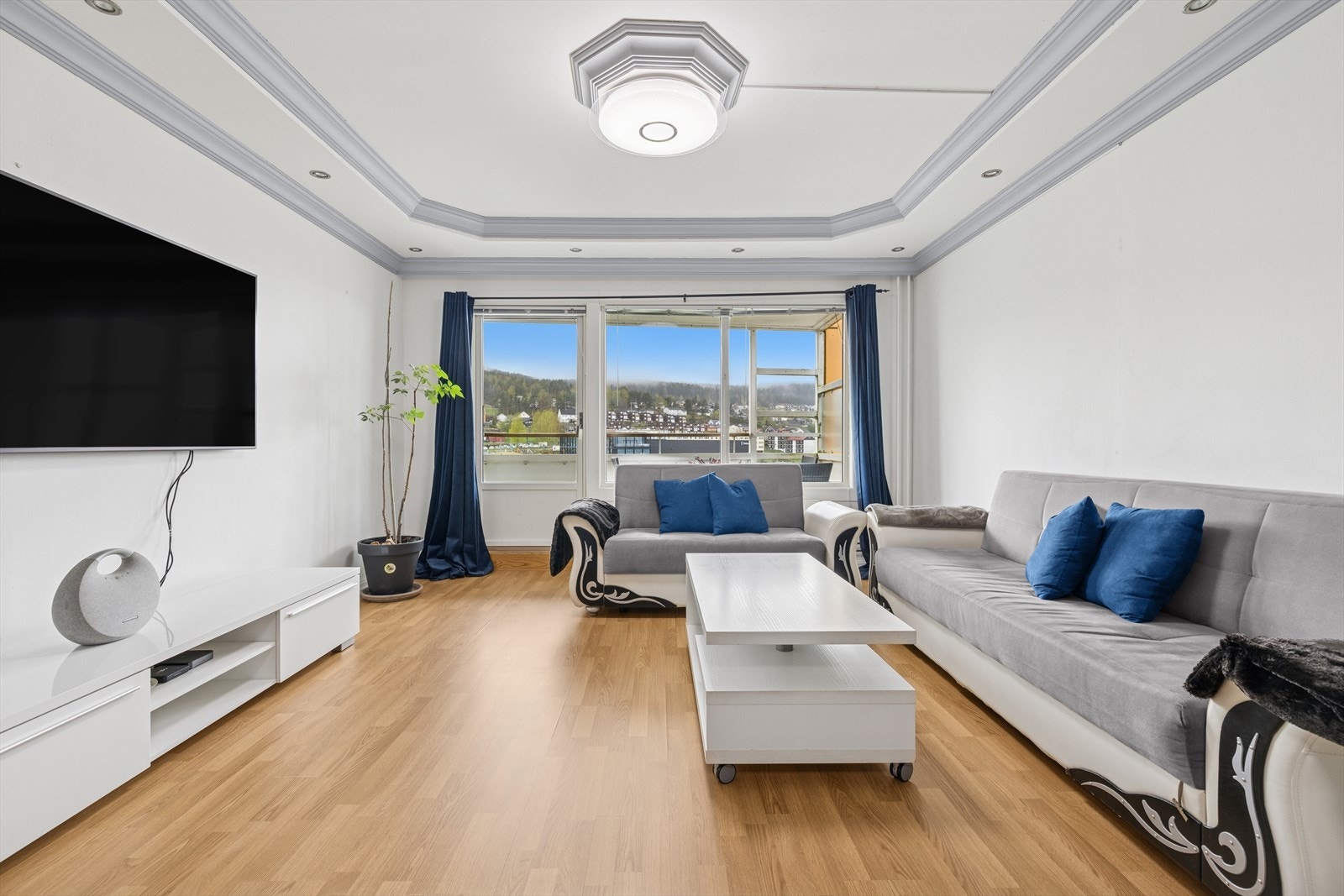 Stuen får godt med naturlig lys fra vindusflatene. Galleribilde