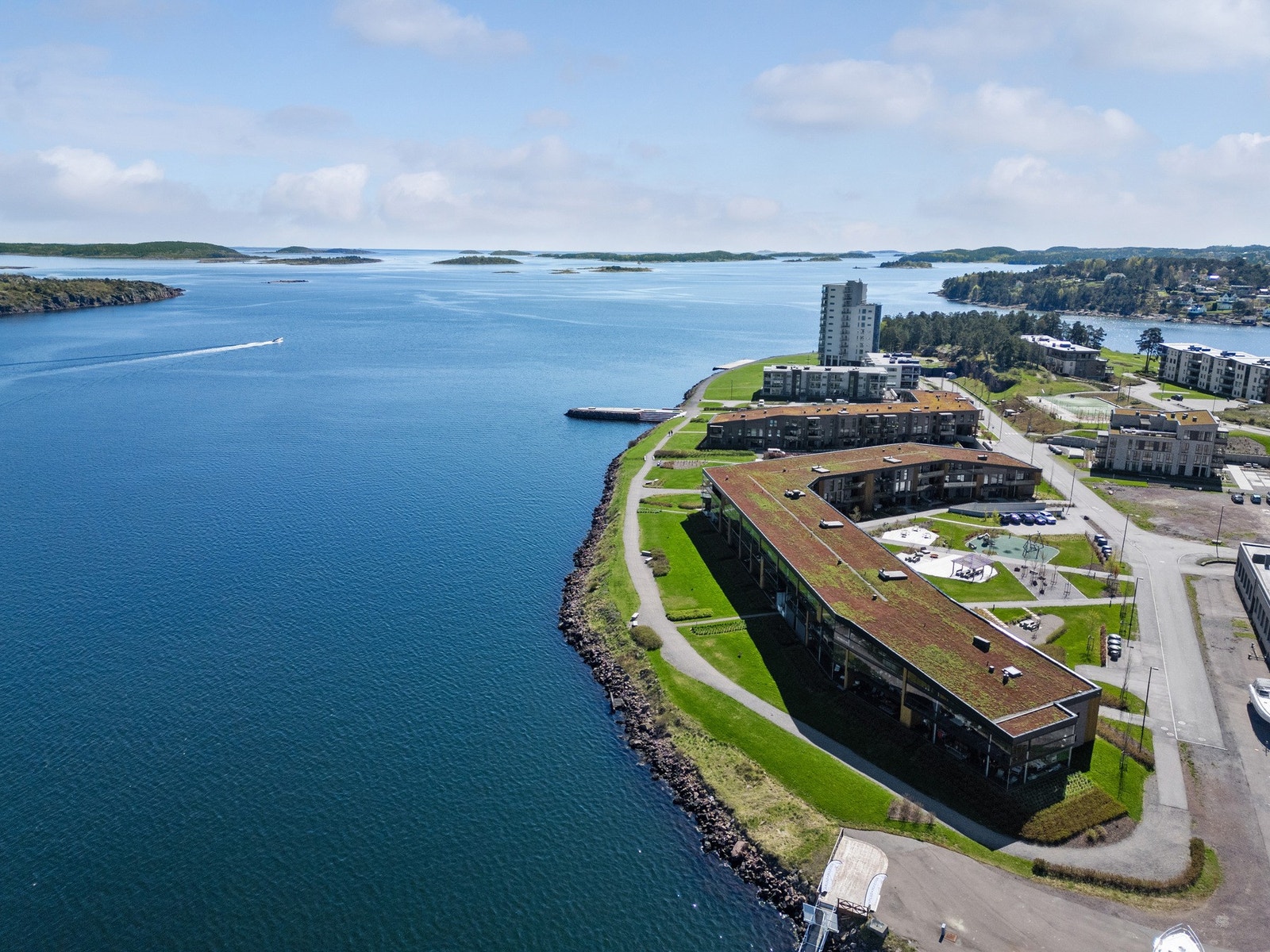 Syd på Jarlsø er det en flott, gammel eventyrskog som brer seg ut mot Oslofjorden ytterst syd på Jarlsø. Galleribilde