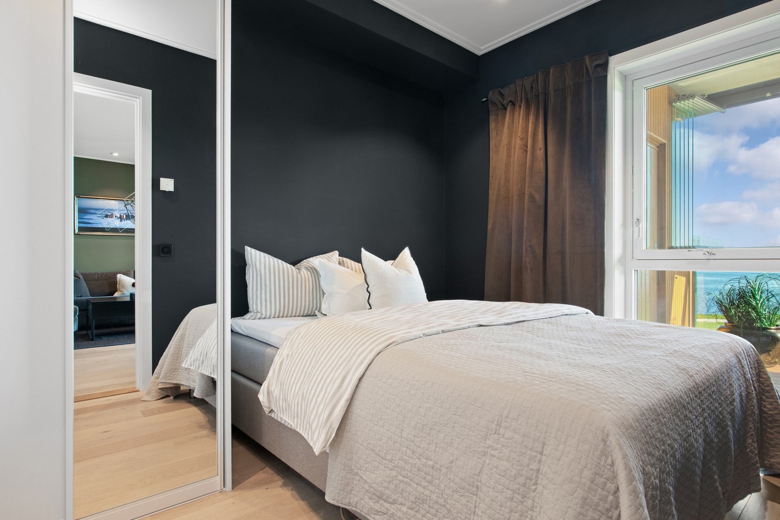 Det andre soverommet har den samme vakre utsikten, eget bad og en romslig skyvedørsgarderobe. Galleribilde