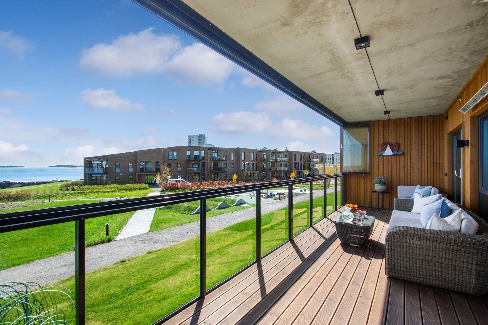 Her kan du sitte på egen innglasset terrasse som en direkte utvidet del av stuen, og nyte sjø- og badeliv. Galleribilde