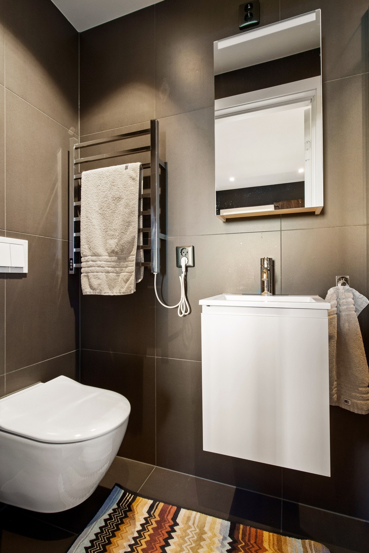Det andre badet har direkte adkomst fra gjesterommet, og har brune fliser på gulv og vegger. Galleribilde