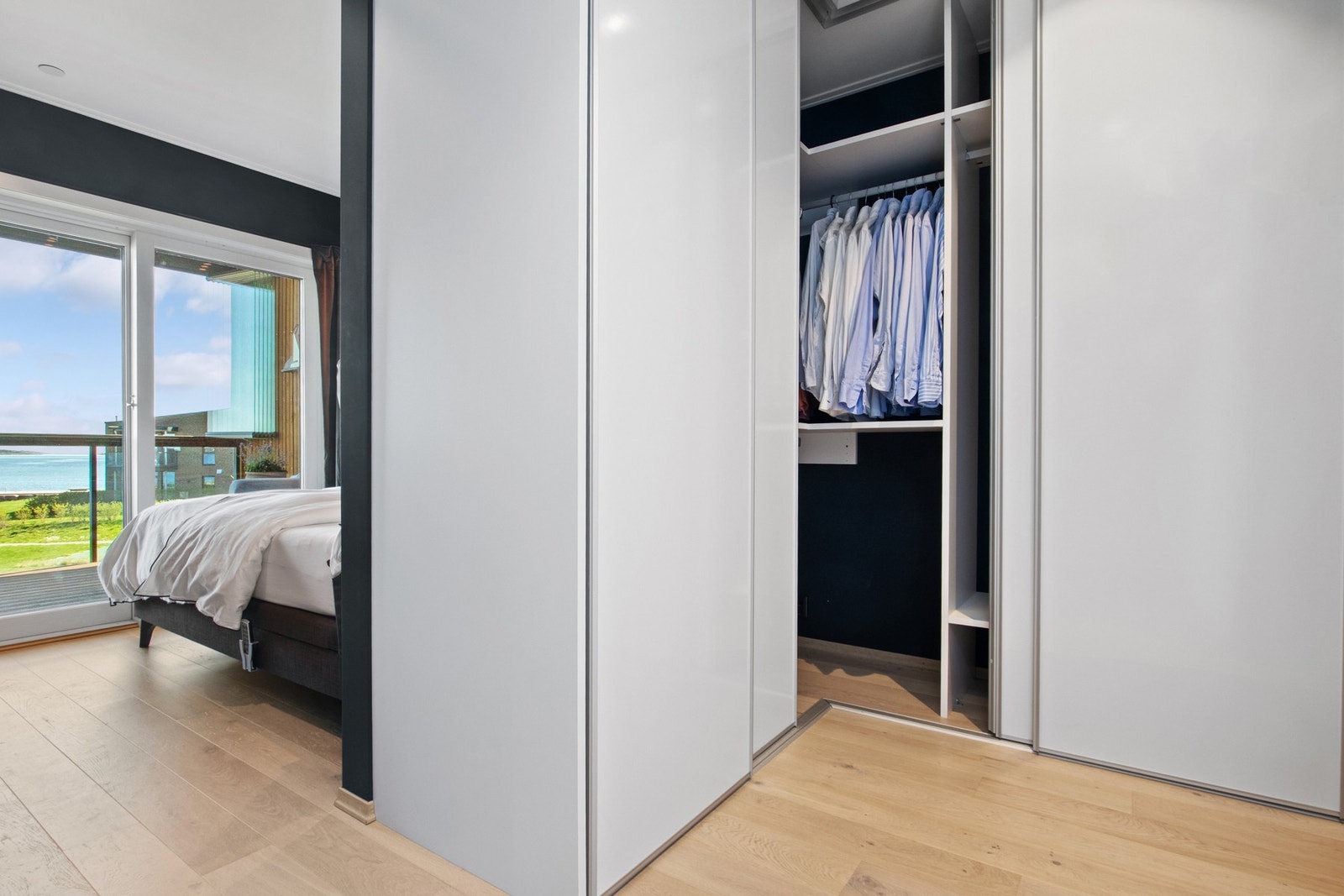 Romslig garderobeavdeling på vei inn til badet. Galleribilde