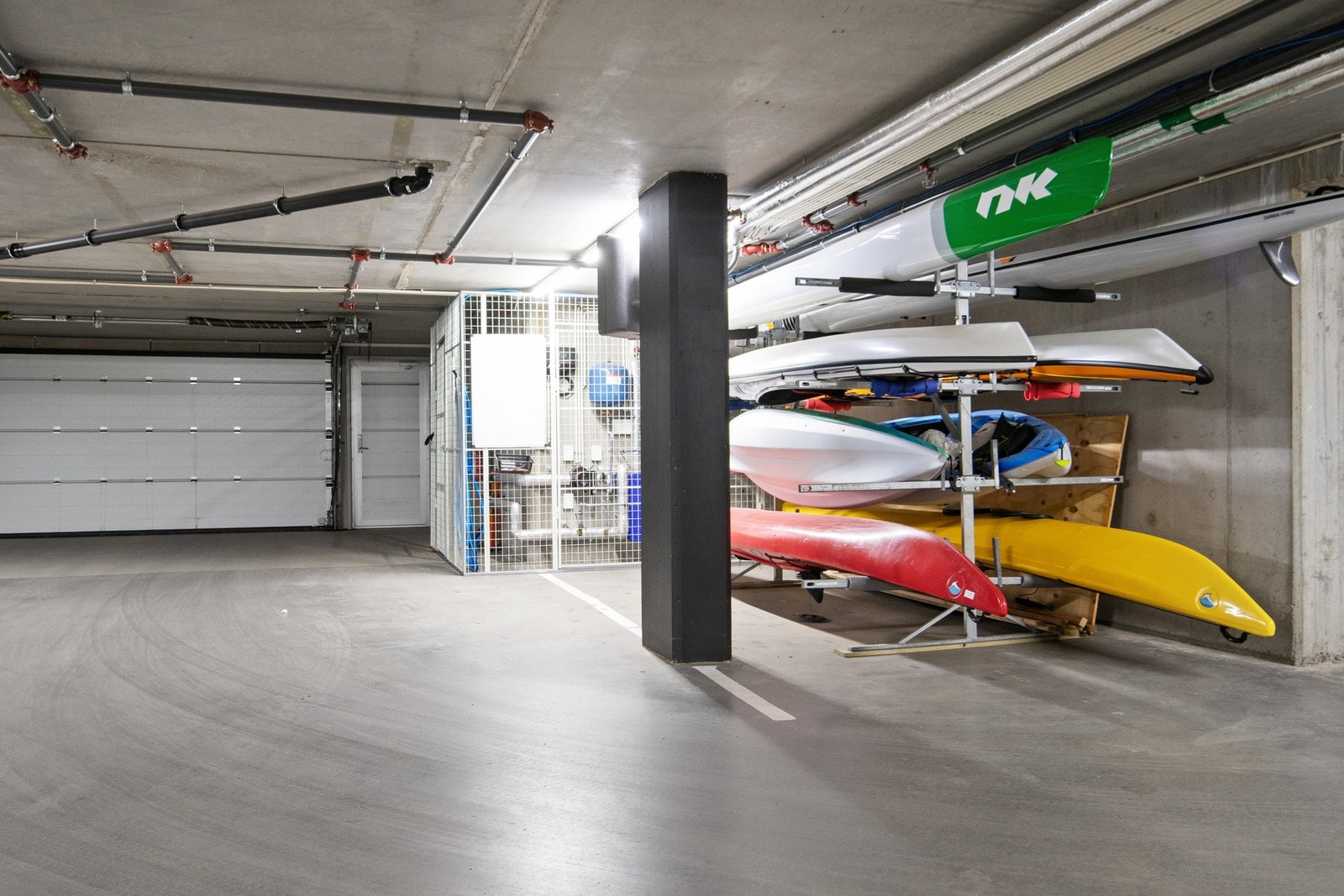 Felles plass til oppbevaring av kajakker. Galleribilde