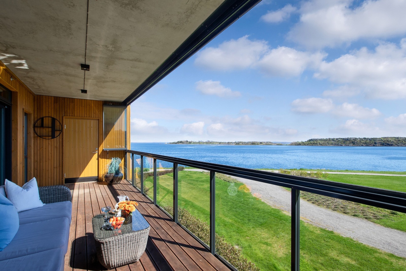 Vid sjøutsikt fra Torgersøya og Østfold møt øst og mot Hvalø, Gåsø og Bollærne i sør. Galleribilde