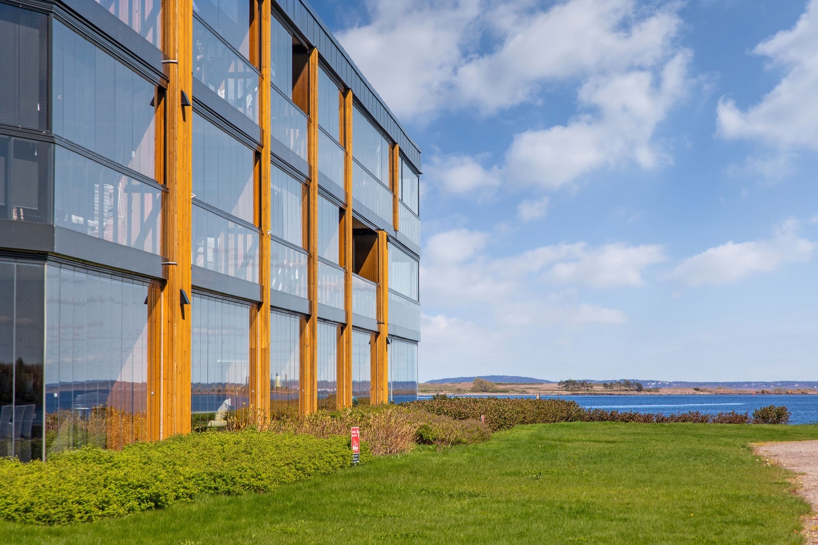 Balkonger er glasset inn. Galleribilde
