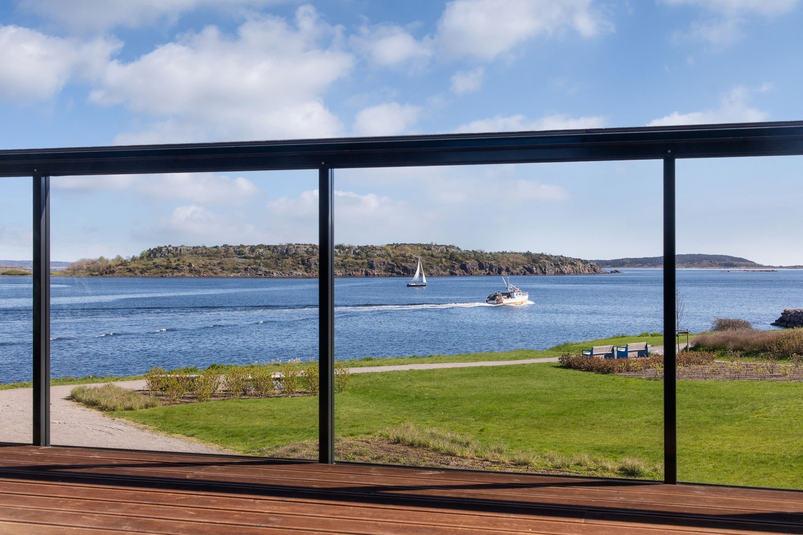 Terrassen er overbygd og innglasset , og det er montert terrassevarmer og astro-ur styrte downlights i taket. Galleribilde