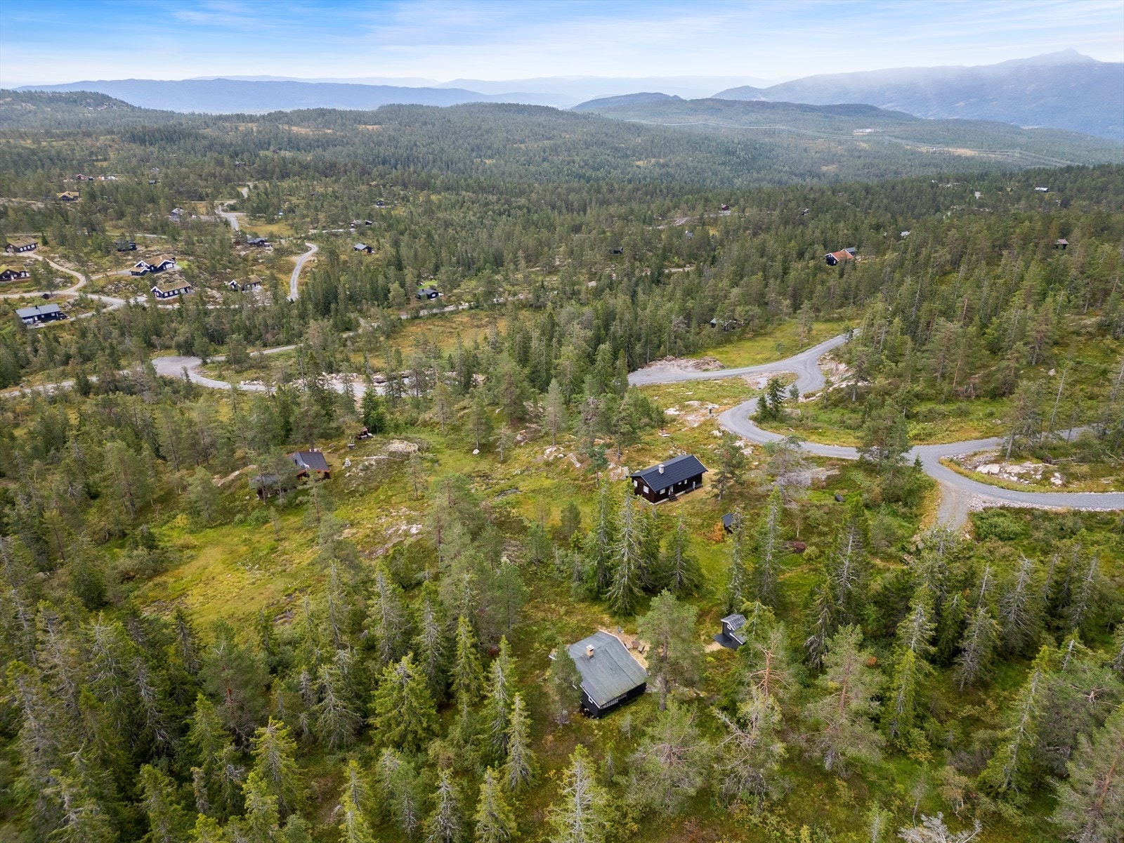 Hytta har ca 50 meter mellom parkeringen og hytta, på sti. Det er også mulighet for å anlegge vei frem til tomta, iht godkjent reguleringsplan for området. Galleribilde