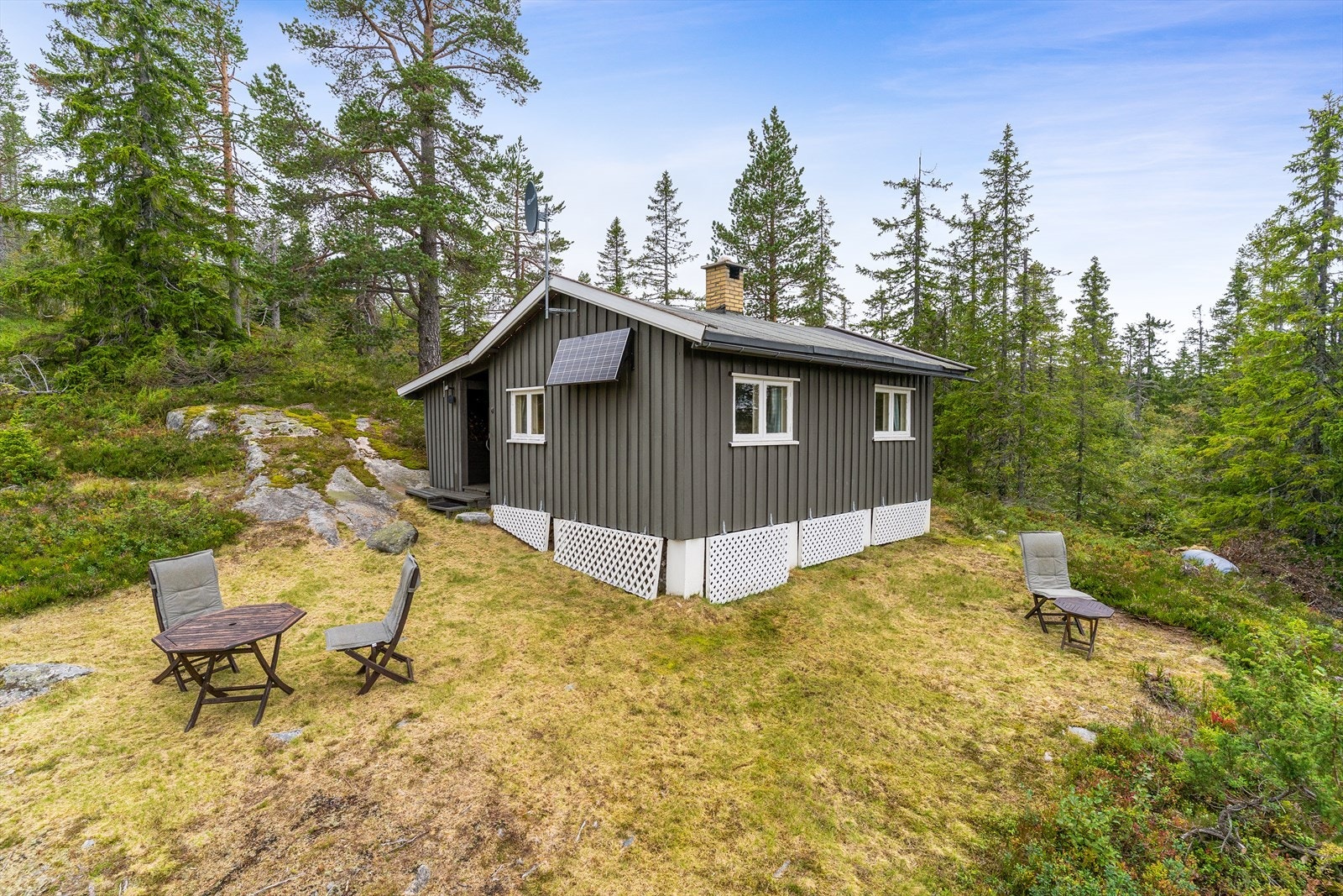 Eiendommen ligger i et lett skrånende terreng. Tomten er opparbeidet med plen. Resterende er naturtomt. Galleribilde
