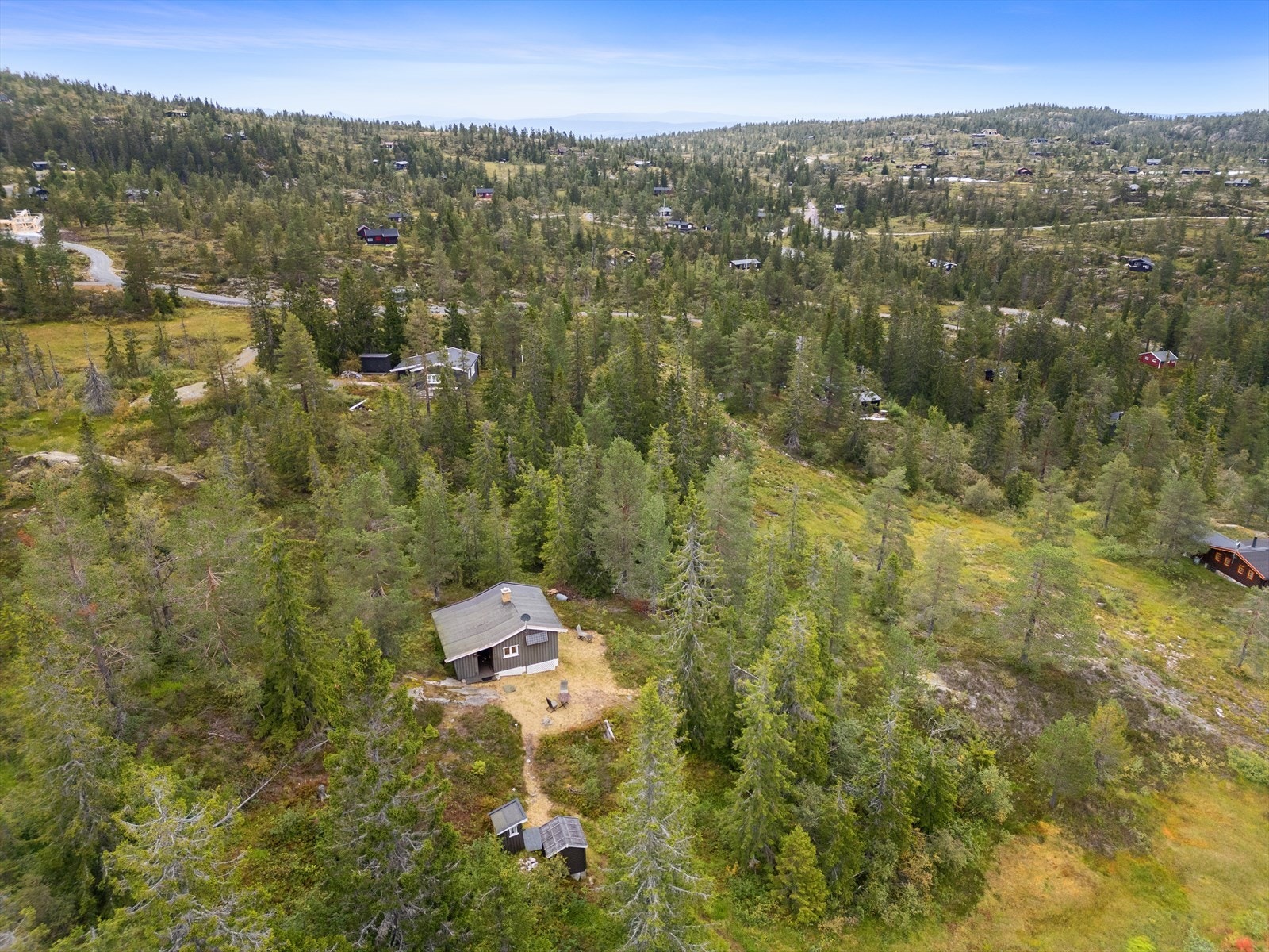 Nærmeste langrennsløype er ca 225 meter fra eiendommen, noe som gjør det enkelt å spenne på seg skiene og komme seg ut i løypene. Galleribilde