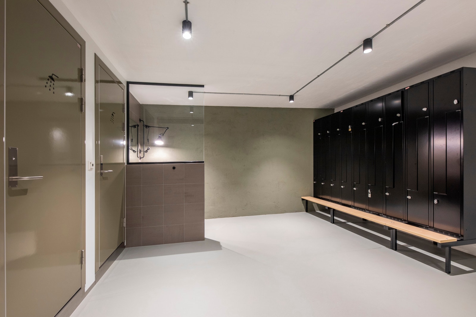 Fine dusj/garderobe fasiliteter kjeller. Galleribilde