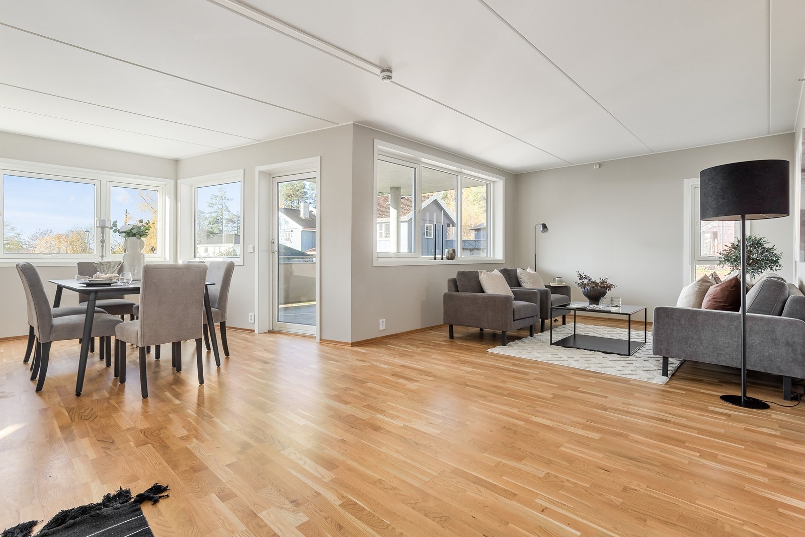 Det er god plass til både sofa- og spisegruppe, og den åpne løsningen skaper et sosialt allrom. Galleribilde