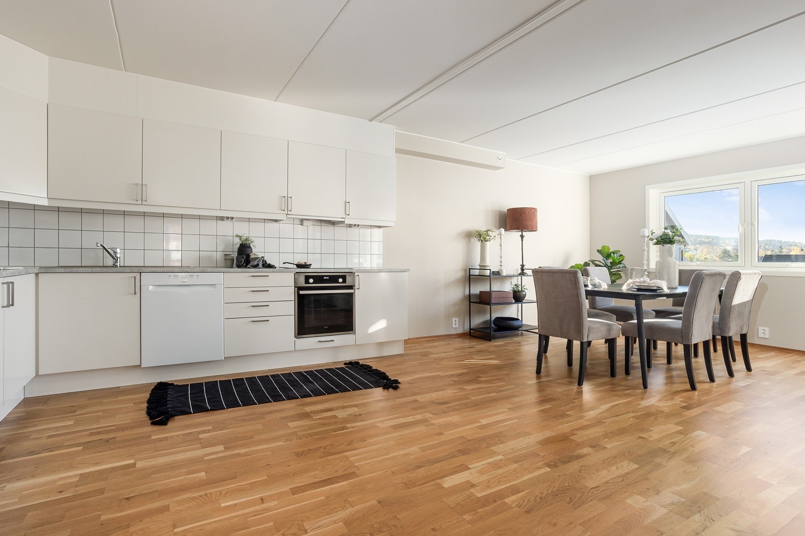 Spisestuen har sin naturlige plassering i nærheten av kjøkkenet. Galleribilde