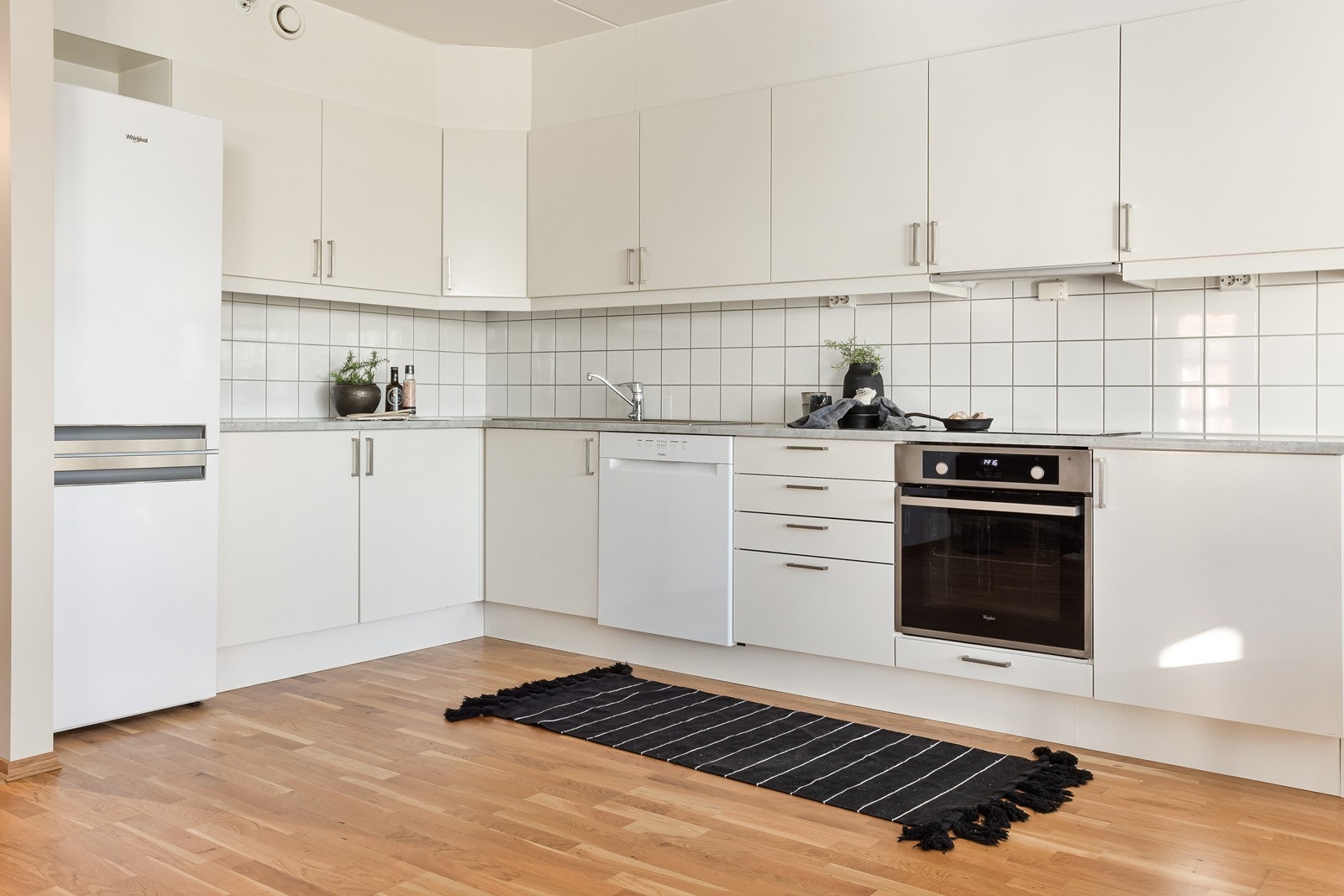 Det er opplegg for oppvaskmaskin og kjøleskap, og kjøkkenet er utstyrt med integrert induksjonstopp og stekeovn. Galleribilde