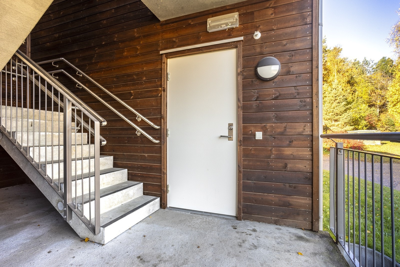 Leiligheten har et hyggelig, overbygget inngangsparti fra fellesareal. Galleribilde