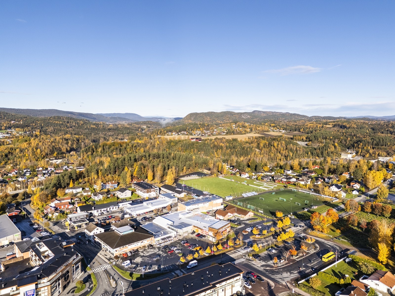 Åmot sentrum byr på et variert utvalg av butikker og servicetilbud. Galleribilde