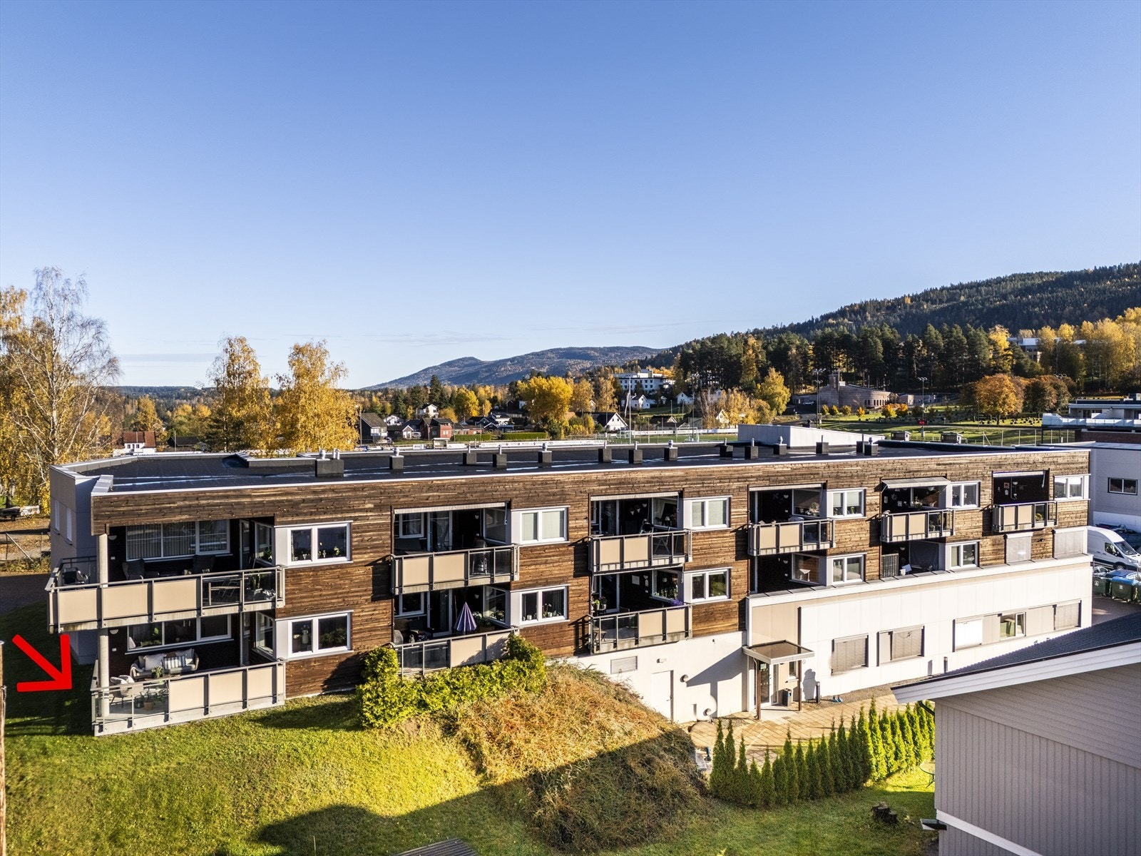 Leiligheten ligger i 1. etasje og har en skjermet beliggenhet på enden av bygget. Galleribilde