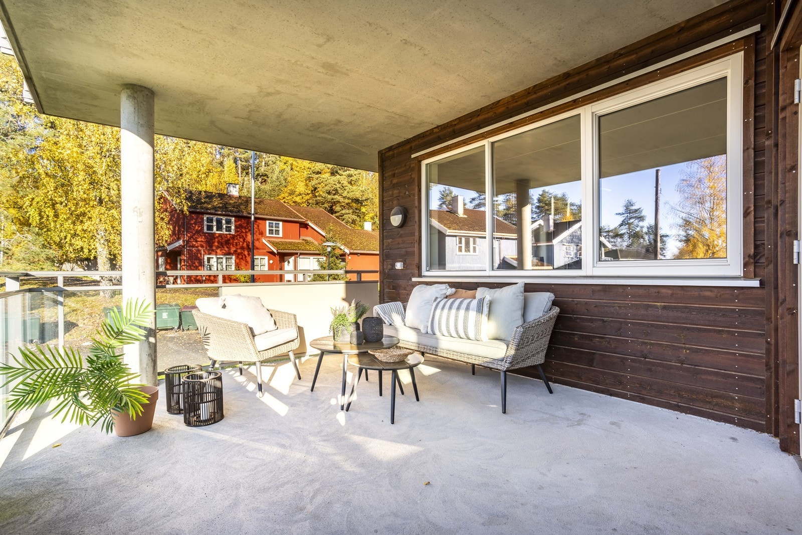 Leiligheten har en overbygget balkong med god plass til en hyggelig sittegruppe. Galleribilde