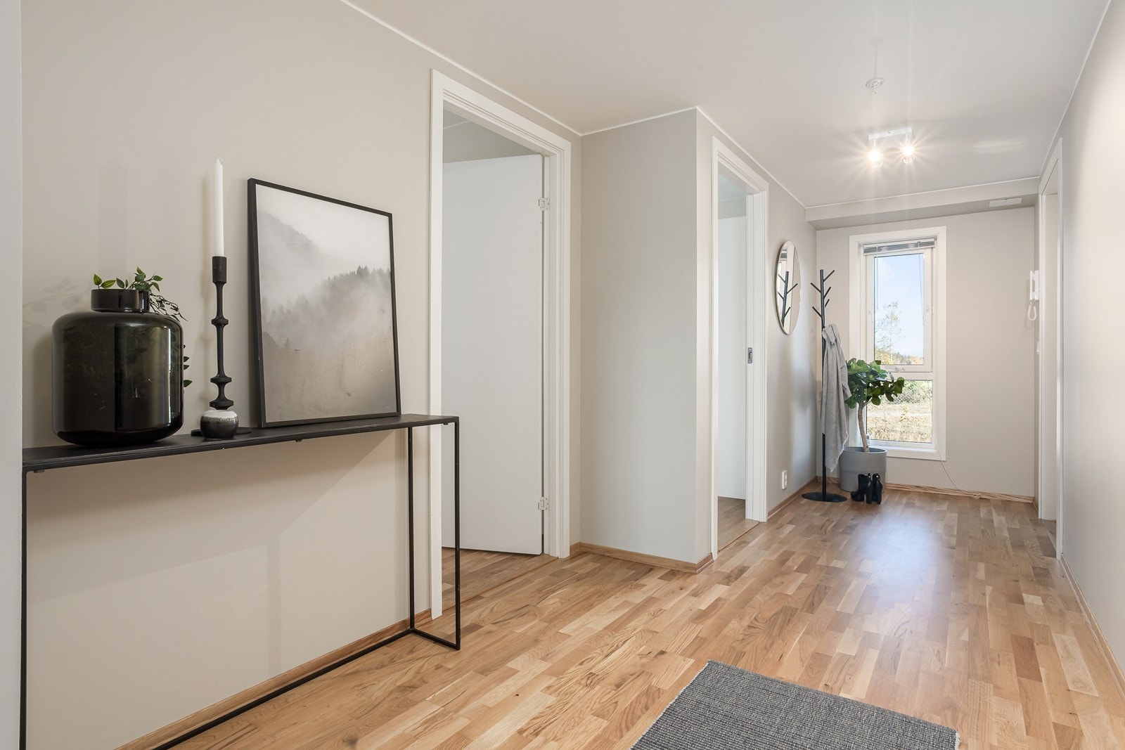 Leiligheten har en gjennomgående planløsning hvor man kommer inn i en lys og romslig entré. Galleribilde