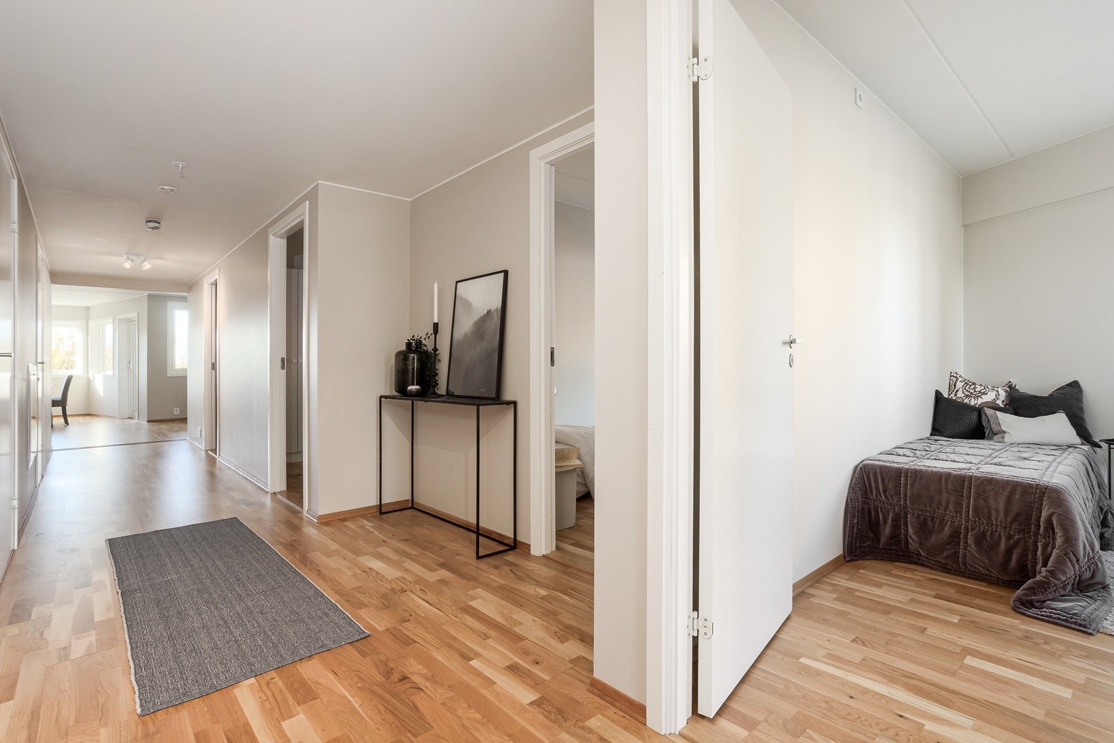 Her er det godt med plass til sko, yttertøy og eventuelt et garderobeskap. Galleribilde