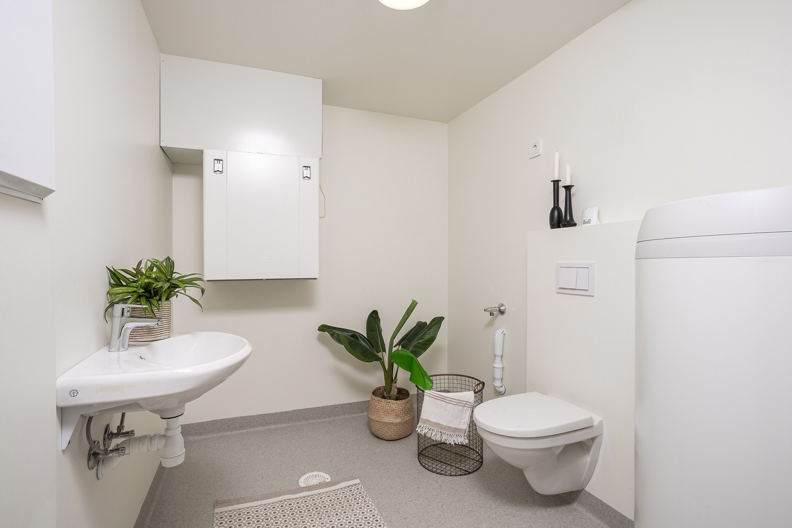 Leiligheten har i tillegg et separat vaskerom/toalettrom med vegghengt servant, veggmontert toalett og balansert ventilasjon. Galleribilde