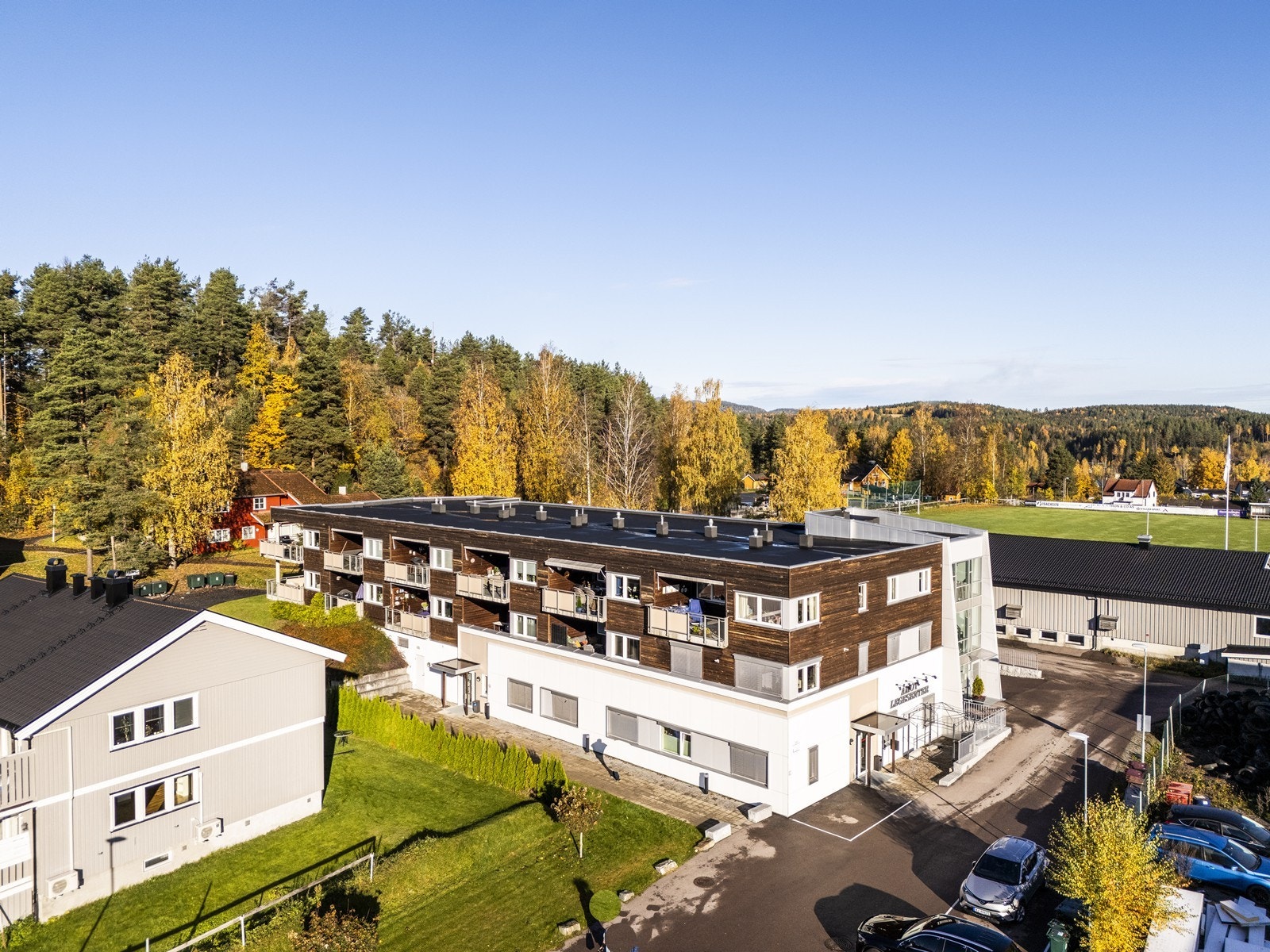 Leiligheten har en sentral beliggenhet med kun få minutters gange til Åmot sentrum. Galleribilde