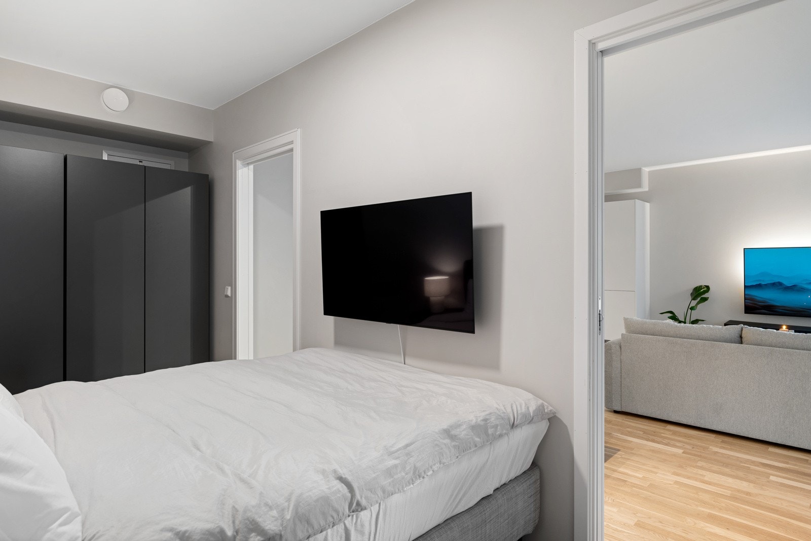 Hovedsoverommet måler 10,6 m² og er malt i en behagelig veggfarge. Galleribilde