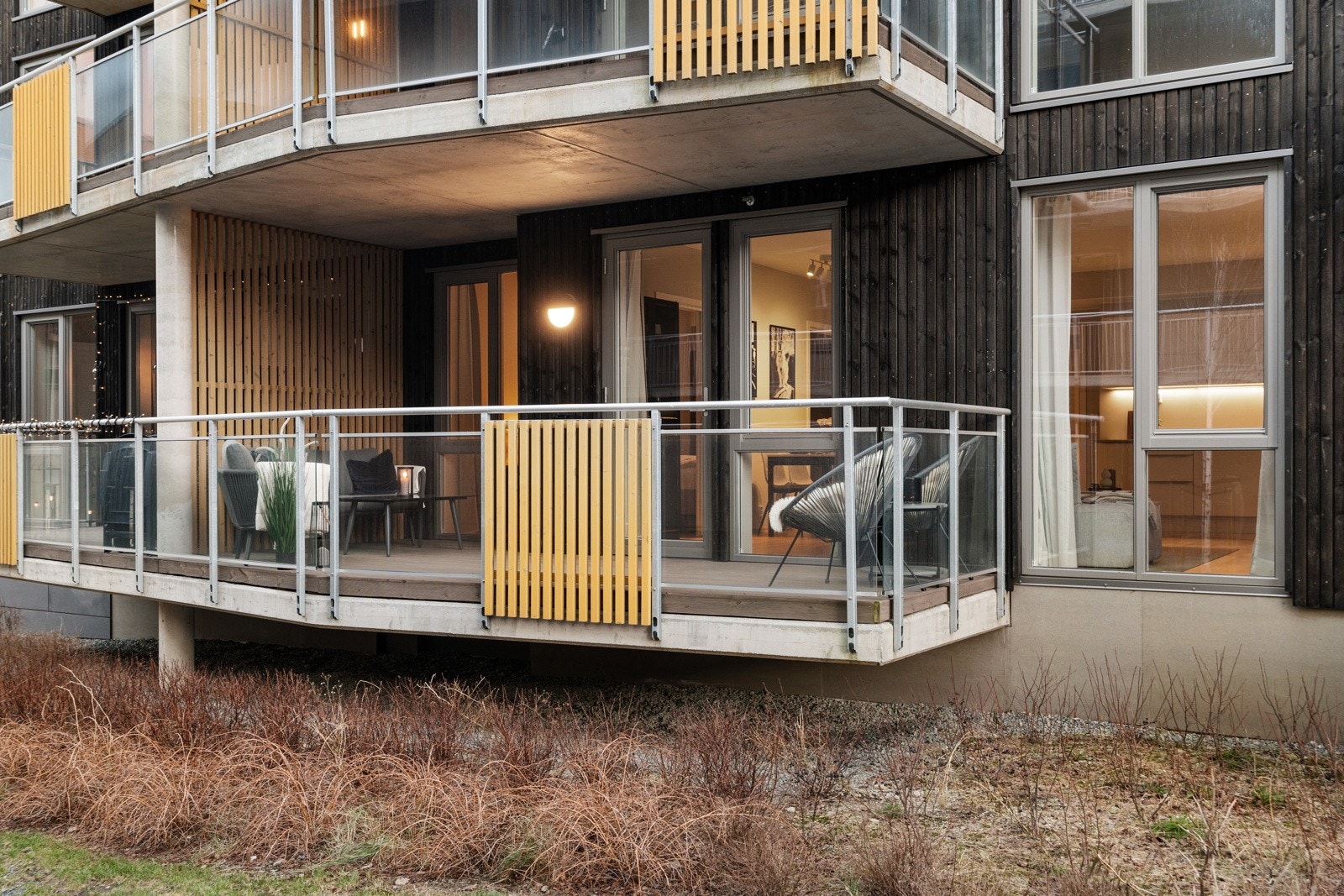 Terrassens størrelse gir god plass til grillen og ønsket utemøblement. Galleribilde